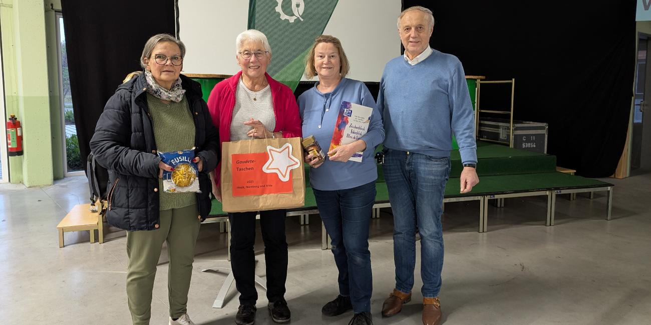 Marion Volke, Irmgard Laarveld, Christel Mers und Ludger Gausling unterstützen die Gaudete-Taschen–Aktion.