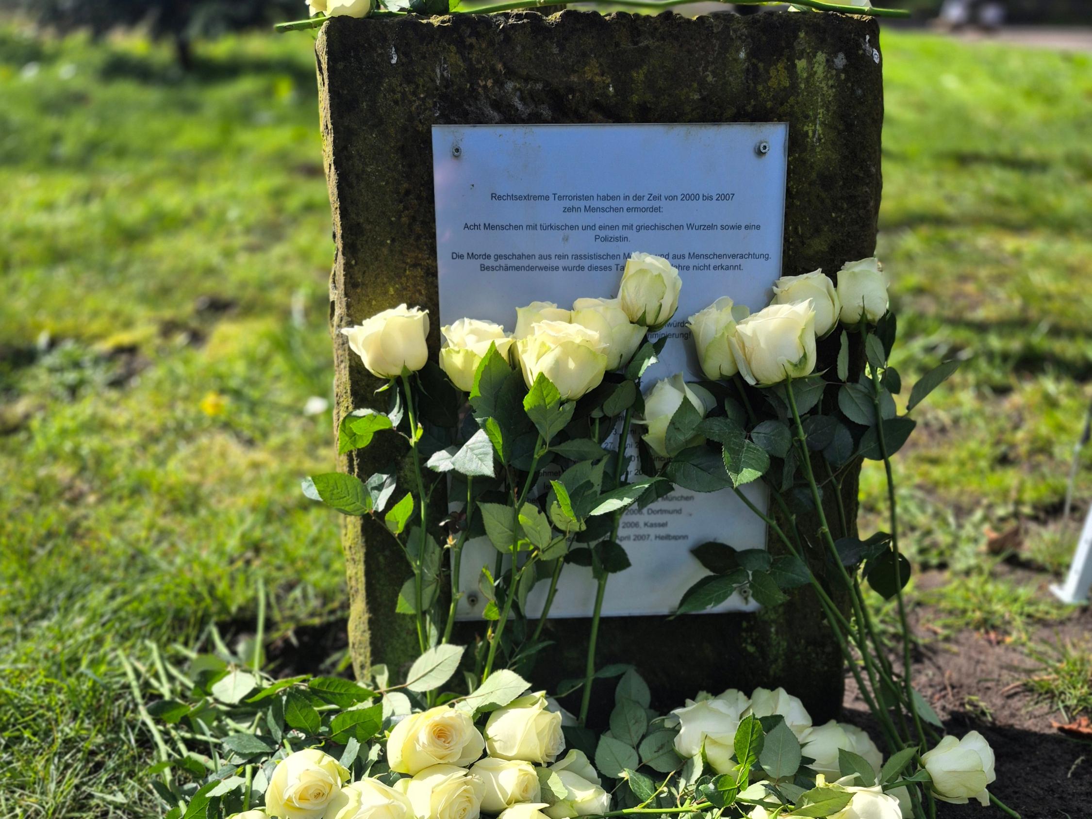 An der Gedenktafel im Gronauer Stadtpark wurden Rosen niedergelegt.