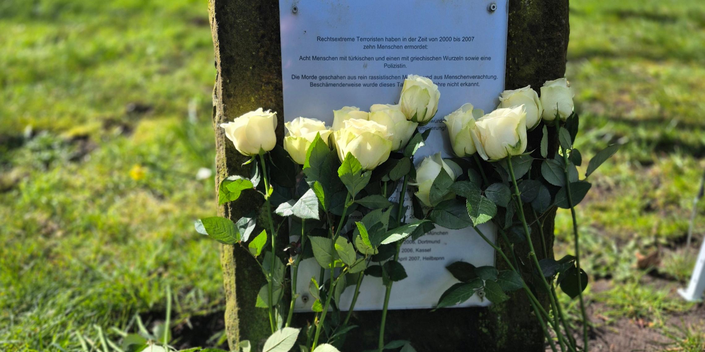An der Gedenktafel im Gronauer Stadtpark wurden Rosen niedergelegt.