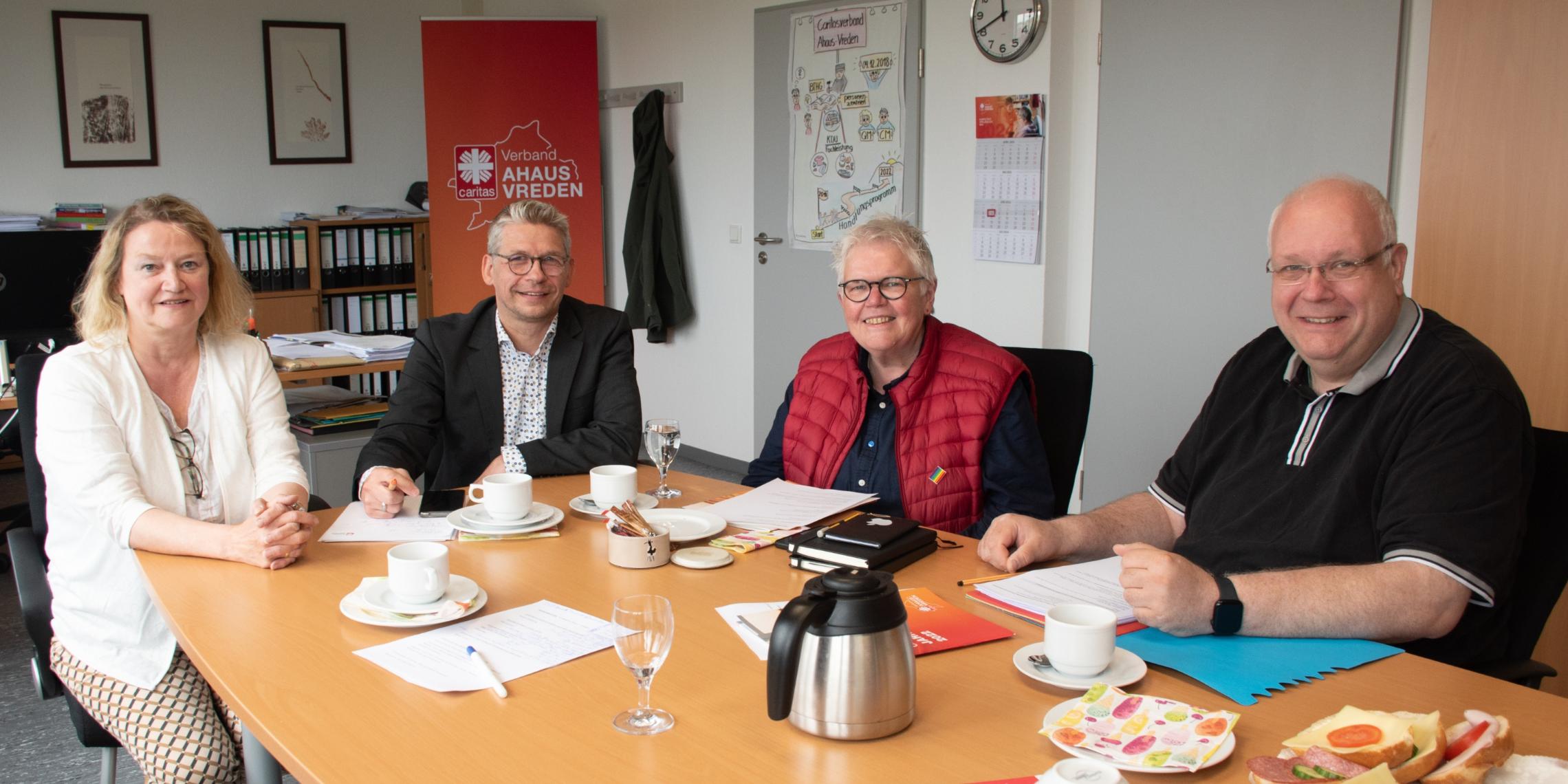 V.l.: Christel Mers (Gemeindecaritas Ahaus), Peter Schwack (Vorstand), Lena Dirksmeier (Diözesancaritasverband Münster) und Pfarrer Paul Greiwe (Koordinator). Es fehlen:  Mathias Wübbeling (Gemeindecaritas Stadtlohn und Südlohn) sowie Silke Uelsmann (Gemeindecaritas Gronau und Vreden).
