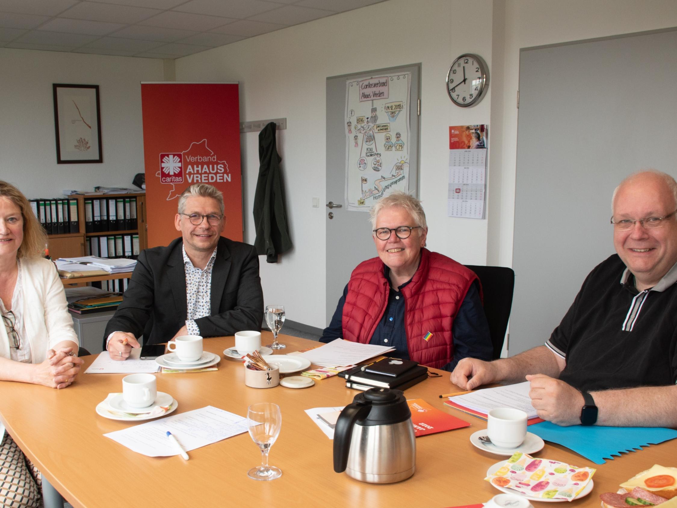 V.l.: Christel Mers (Gemeindecaritas Ahaus), Peter Schwack (Vorstand), Lena Dirksmeier (Diözesancaritasverband Münster) und Pfarrer Paul Greiwe (Koordinator). Es fehlen:  Mathias Wübbeling (Gemeindecaritas Stadtlohn und Südlohn) sowie Silke Uelsmann (Gemeindecaritas Gronau und Vreden).