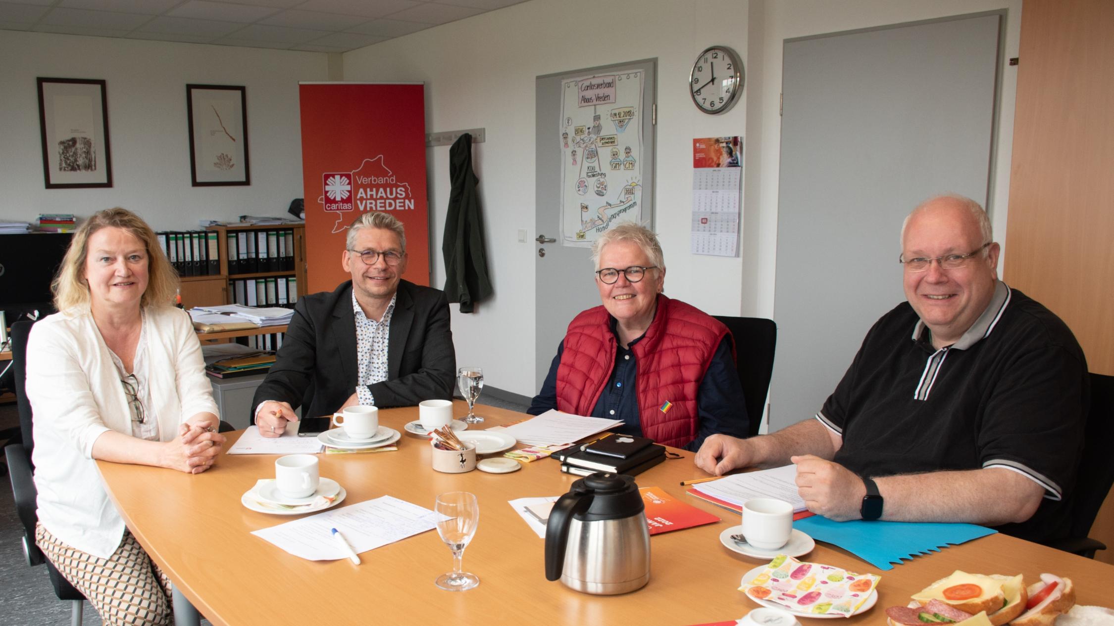 V.l.: Christel Mers (Gemeindecaritas Ahaus), Peter Schwack (Vorstand), Lena Dirksmeier (Diözesancaritasverband Münster) und Pfarrer Paul Greiwe (Koordinator). Es fehlen:  Mathias Wübbeling (Gemeindecaritas Stadtlohn und Südlohn) sowie Silke Uelsmann (Gemeindecaritas Gronau und Vreden).