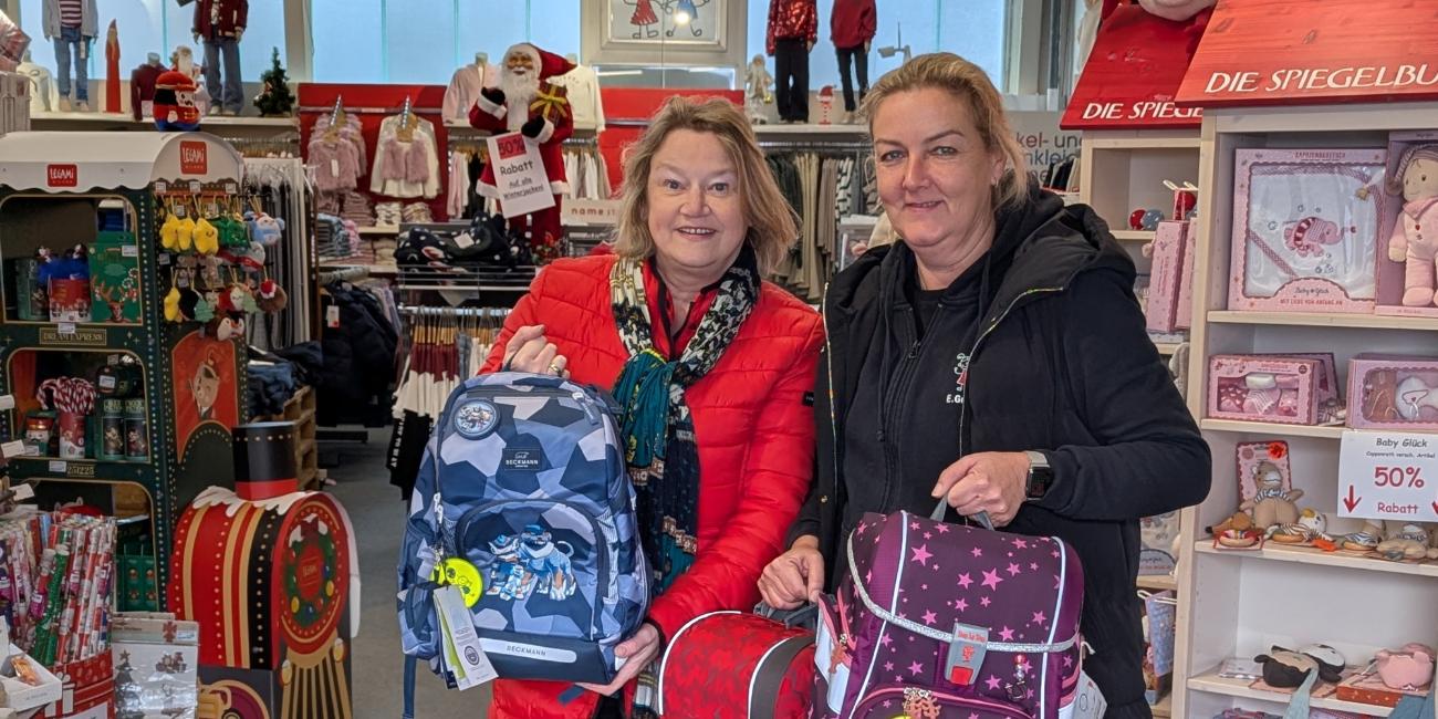 Christel Mers (l.) von der Gemeindecaritas und Kinderland A-Geschäftsführerin Eva Grunewald.