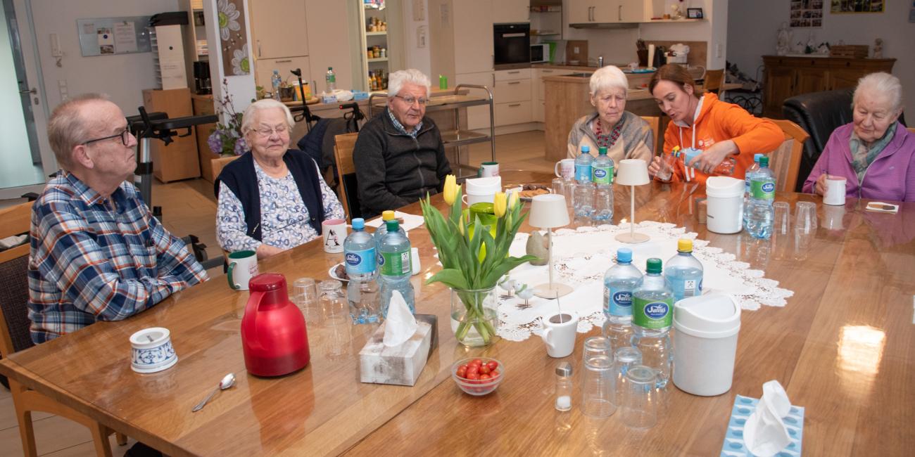 Haus Oldenkott: Gemeinsame Kaffeezeit, WG-Koordinatorin Andrea Welper (2.v.r.) mit den WGlern.