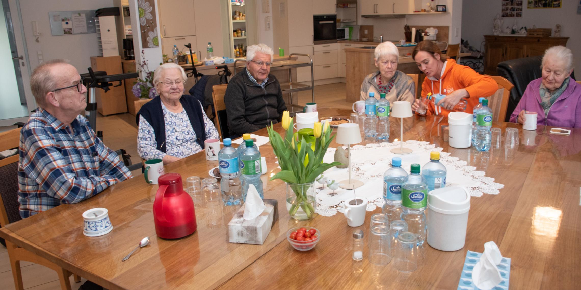 Haus Oldenkott: Gemeinsame Kaffeezeit, WG-Koordinatorin Andrea Welper (2.v.r.) mit den WGlern.