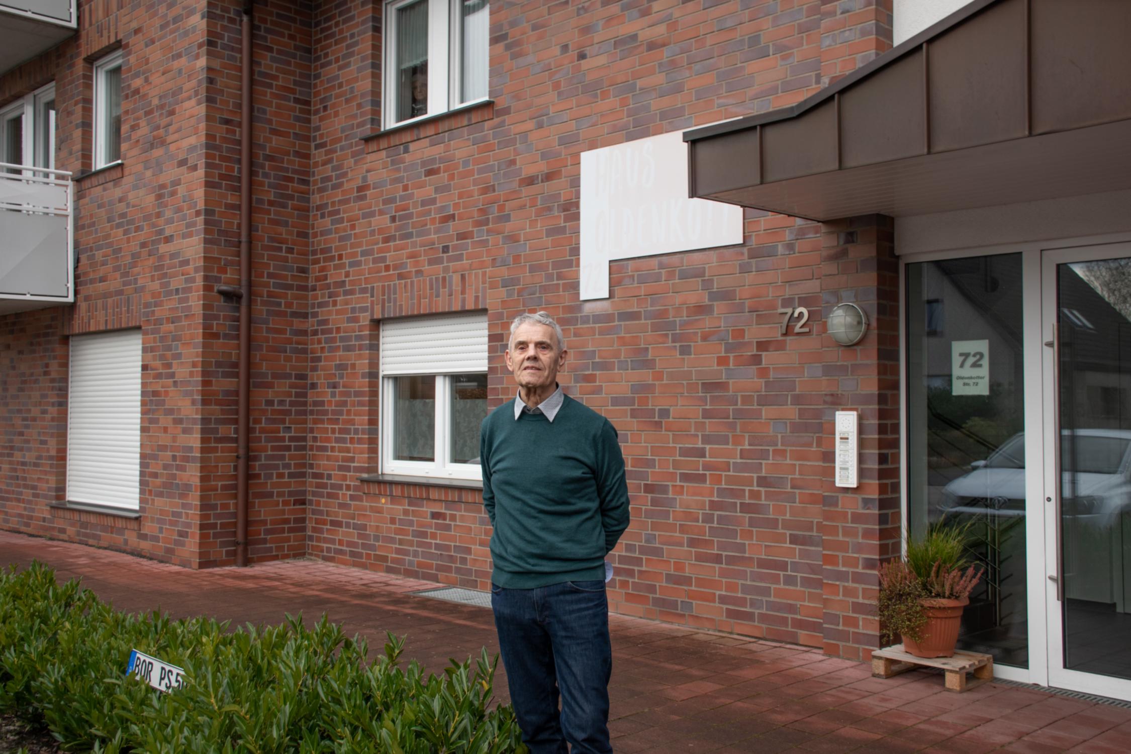 Vermieter Hubert Beuting vor dem Eingang zur WG an der Oldenkotter Straße 72.