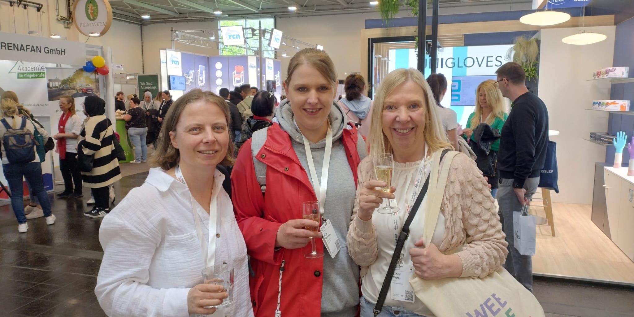 Kirsten Feldkamp, Sonja Werlemann und Martina Wesker (v.l.) besuchten die Messe ALTENPFLEGE in Essen.
