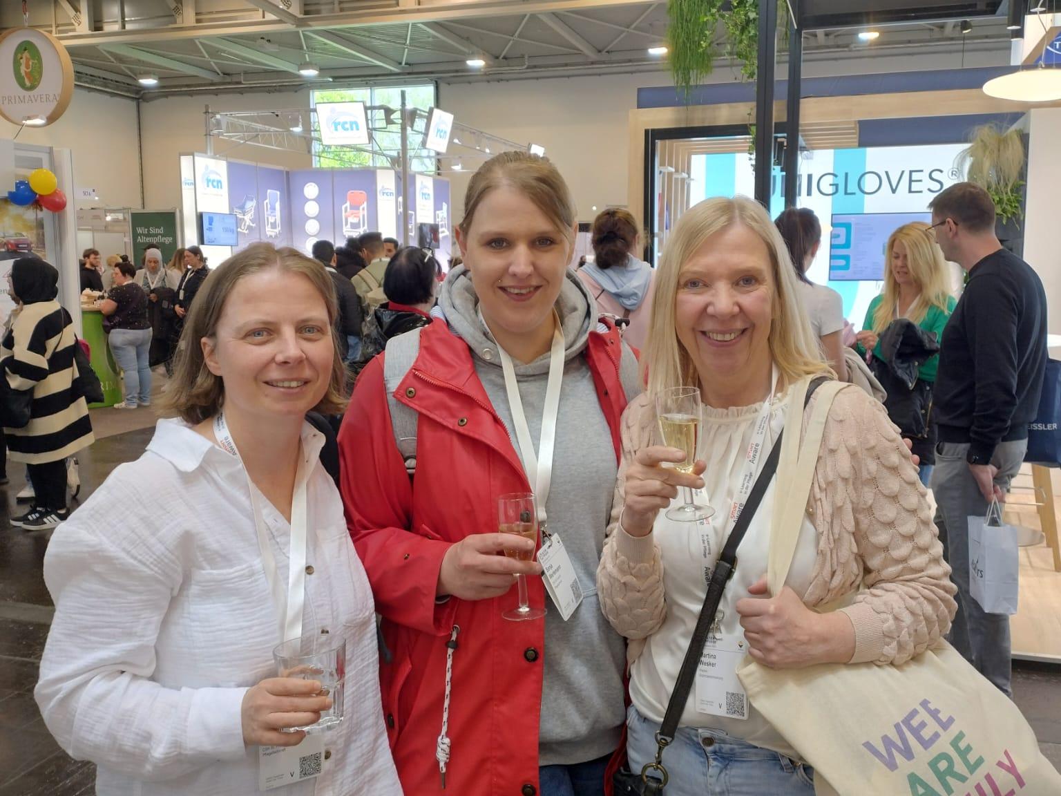 Kirsten Feldkamp, Sonja Werlemann und Martina Wesker (v.l.) besuchten die Messe ALTENPFLEGE in Essen.