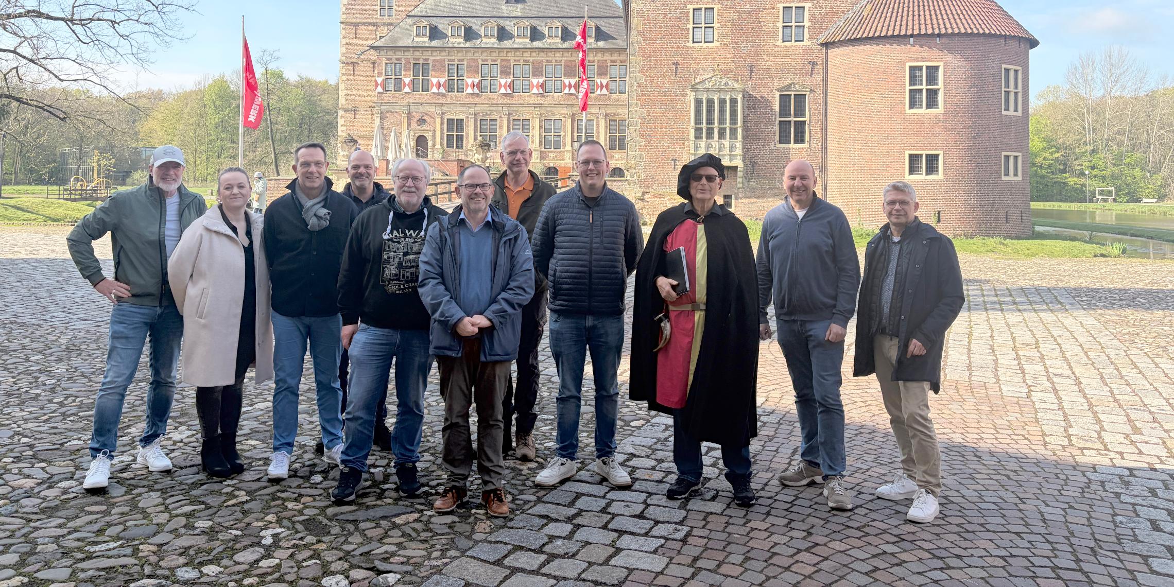 Die Mitgliede der Erweiterten Vorstandssitzung (EVS) vor dem Schloss in Raesfeld.