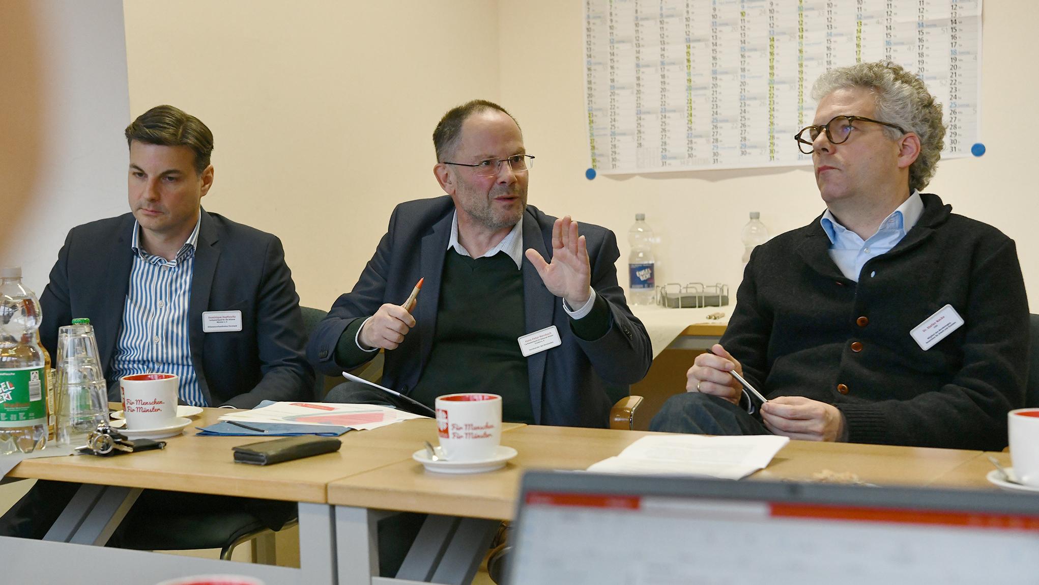 Hans-Peter Merzbach (M.), Vorstand des Caritasverbandes Ahaus-Vreden und zugleich Sprecher der DIAG IdA, erläuterte die Bedeutung der Arbeitsmarktintegration. Links Diözesan-Caritasdirektor Dominique Hopfenzitz, rechts der CDU-Bundestagsabgeordnete Dr. Stefan Nacke.