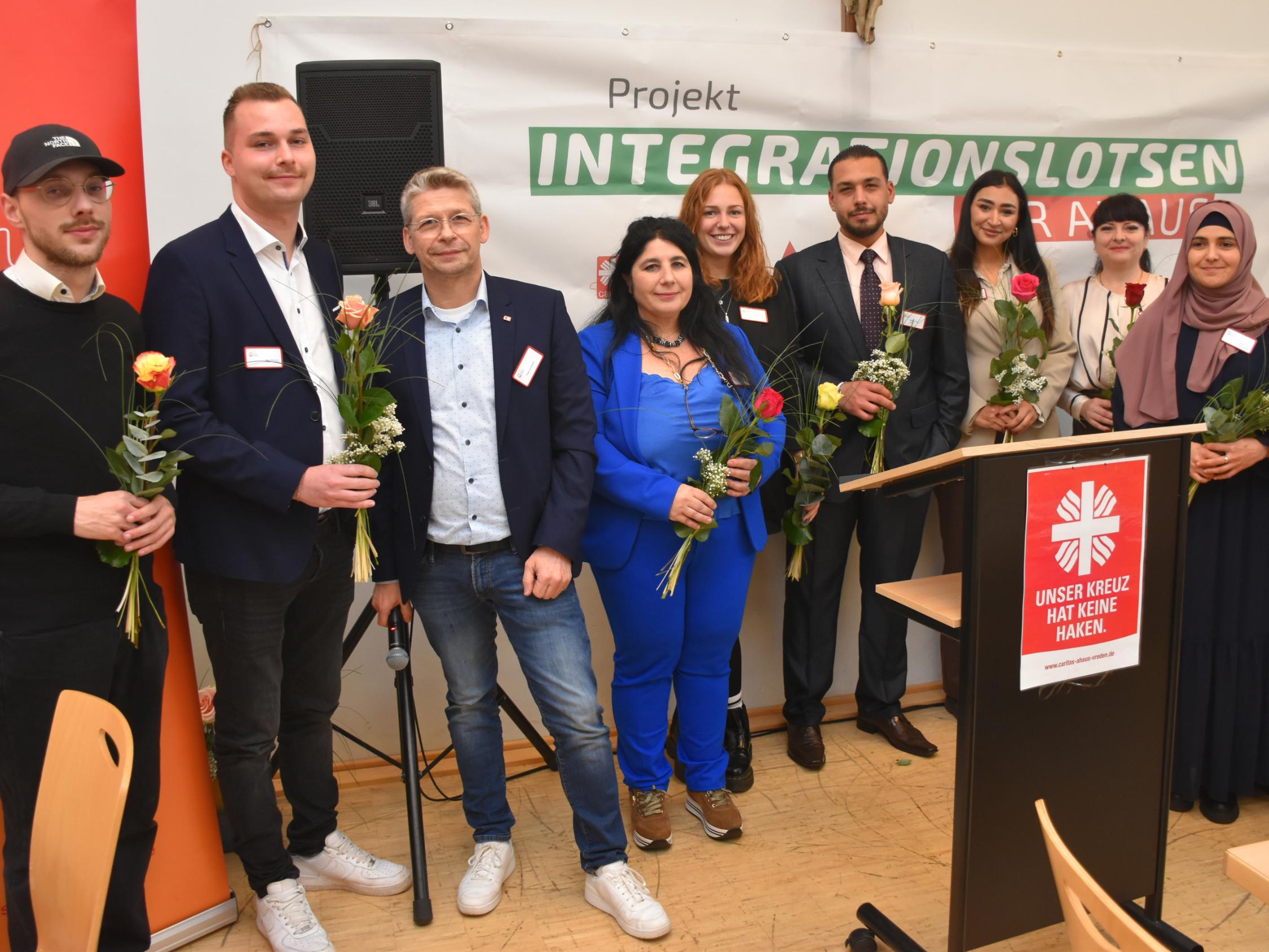 Caritas-Vorstand Peter Schwack (3.v.l.) ehrte die hauptamtlichen Kräfte, die im Integrationslotsenprojekt tätig sind.