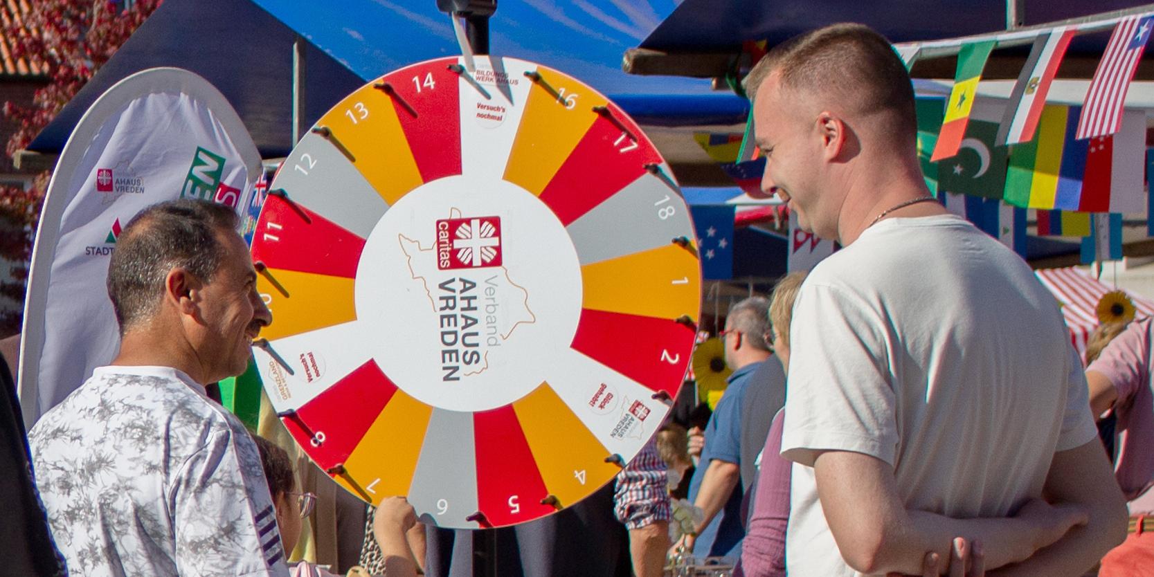 Nicht nur Gespräche, sondern auch Preise gab´s am Glücksrad des Caritasverbandes Ahaus-Vreden.