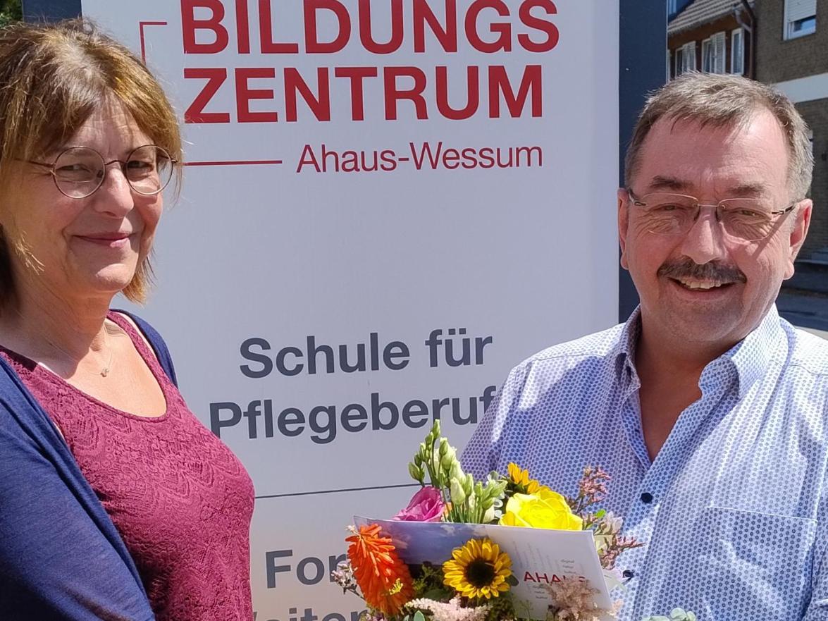 Isabella Büsken erwarb vor Kurzem den Master (MA) in Gesundheitspädagogik für Pflege und Gesundheit. Reinhard Sicking, der Leiter der Pflegeschule in Ahaus-Wessum, gratulierte.