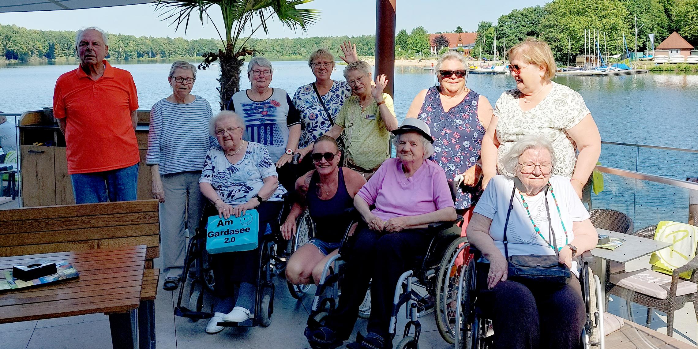 Bewohnerinnen und Bewohner des City-Wohnparks beim Ausflug zum „Gardasee 2.0“ (Drilandsee in Gronau).