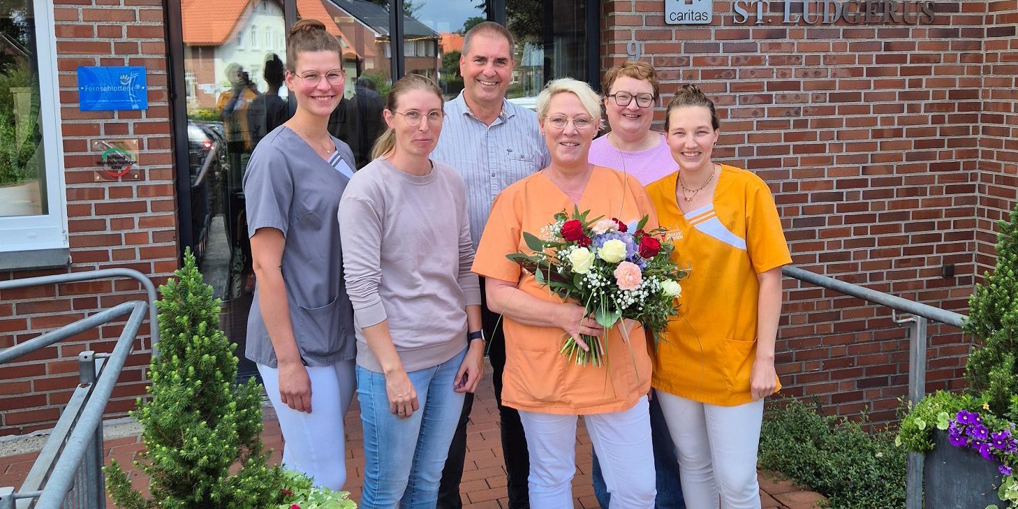 Maria Wildenhues (3.v.r.) feierte Dienstjubiläum. Stellvertretend für alle Kolleginnen und Kollegen gratulierten Christina Schulten, Tatjana Feldhaus, Stefan Deitmer, Anja Bendfeld und Diana Buning.