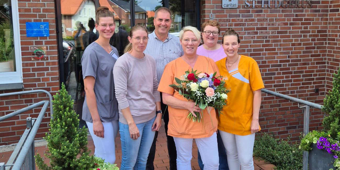 Maria Wildenhues (3.v.r.) feierte Dienstjubiläum. Stellvertretend für alle Kolleginnen und Kollegen gratulierten Christina Schulten, Tatjana Feldhaus, Stefan Deitmer, Anja Bendfeld und Diana Buning.