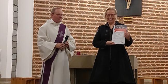 Das Foto zeigt Kerstin Wischnat zusammen mit Michael Koopmann (Diakon und Mentor im Rahmen der Qualifizierung zur Seelsorglichen Begleitung).