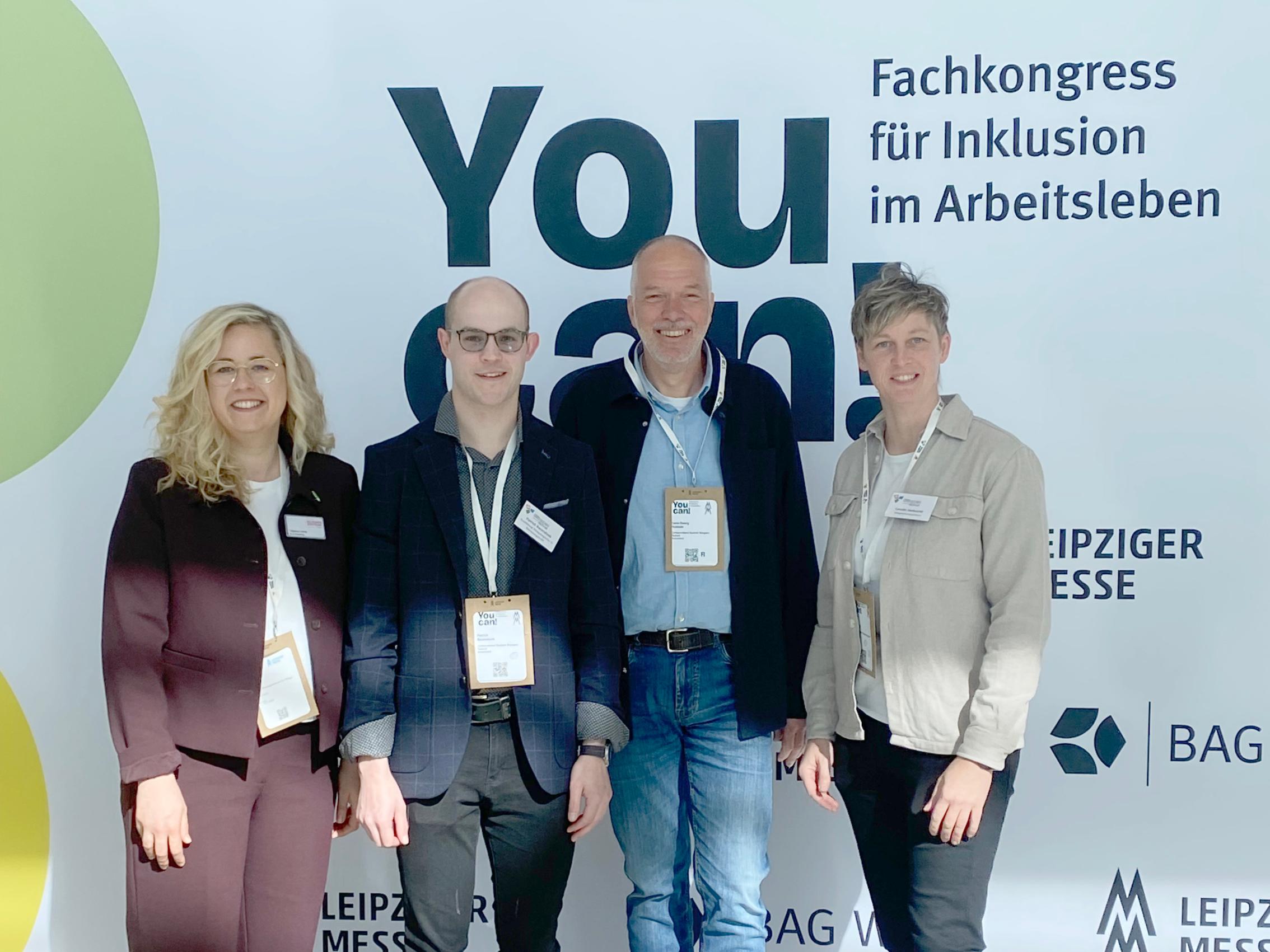 Tatjana Laing (l.) hielt beim Fachkongress einen Vortrag zum Thema „Qualifizierung von Werkstattbeschäftigen im Bereich Alltagsbegleiter und Betreuungskraft“ Das Foto zeigt sie mit Patrick Barendonk (Teilnehmer der Qualifizierungsmaßnahme), Hans-Georg Hustede (Werkstattleiter Büngern Technik in Rhede) sowie Carolin Herbstritt (Integrationsassistentin Büngern Technik).