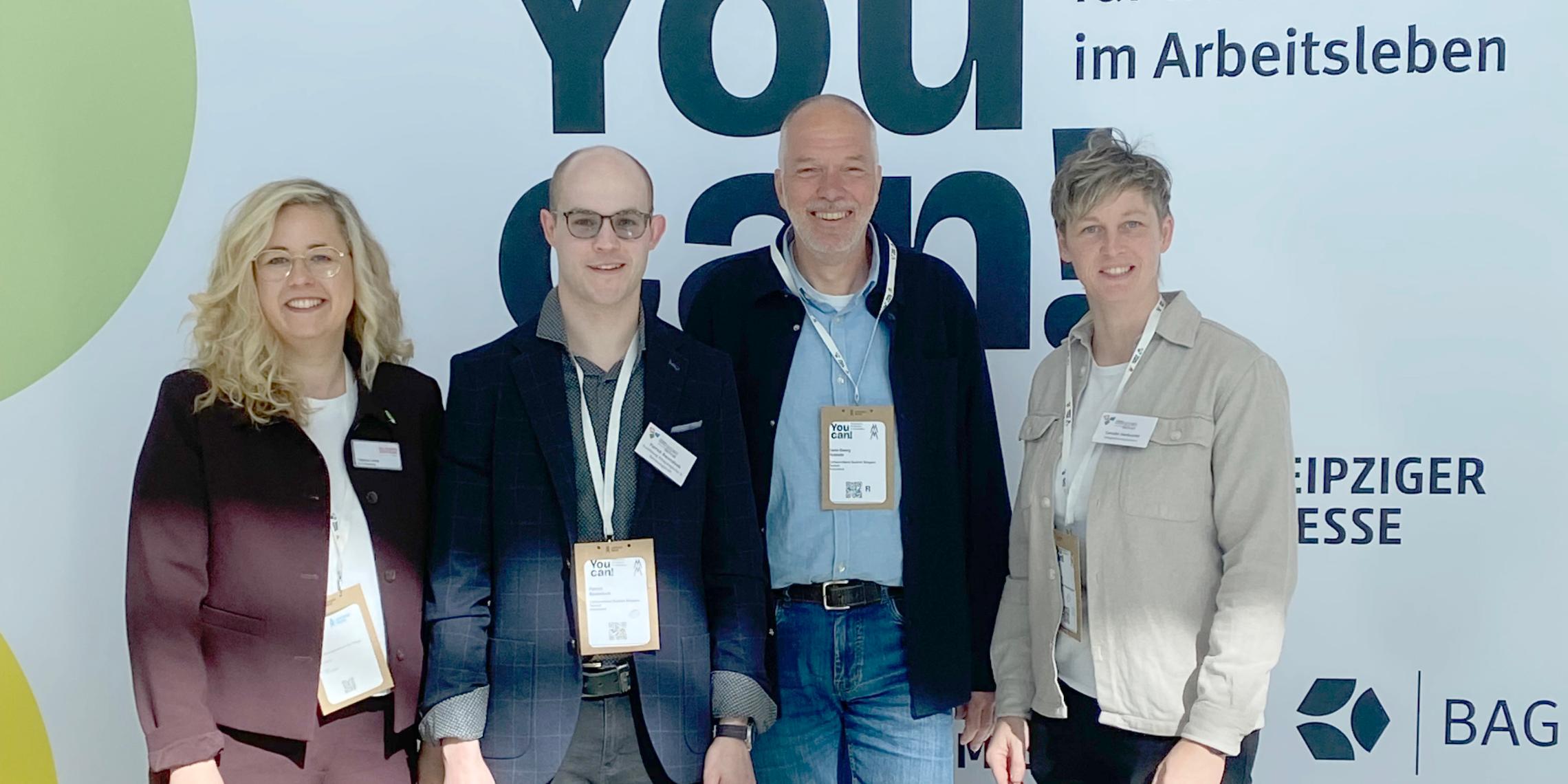 Tatjana Laing (l.) hielt beim Fachkongress einen Vortrag zum Thema „Qualifizierung von Werkstattbeschäftigen im Bereich Alltagsbegleiter und Betreuungskraft“ Das Foto zeigt sie mit Patrick Barendonk (Teilnehmer der Qualifizierungsmaßnahme), Hans-Georg Hustede (Werkstattleiter Büngern Technik in Rhede) sowie Carolin Herbstritt (Integrationsassistentin Büngern Technik).