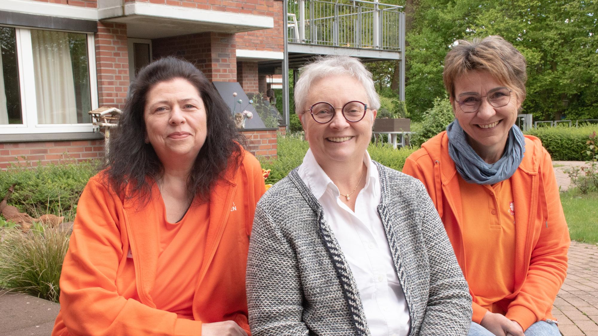 Monika Nienhaus (M.) leitete bislang den Palliativdienst des Caritasverbandes Ahaus-Vreden. Ihre Nachfolgerinnen sind Birgit Linnemann (l.) und Monika Terhart (r.).