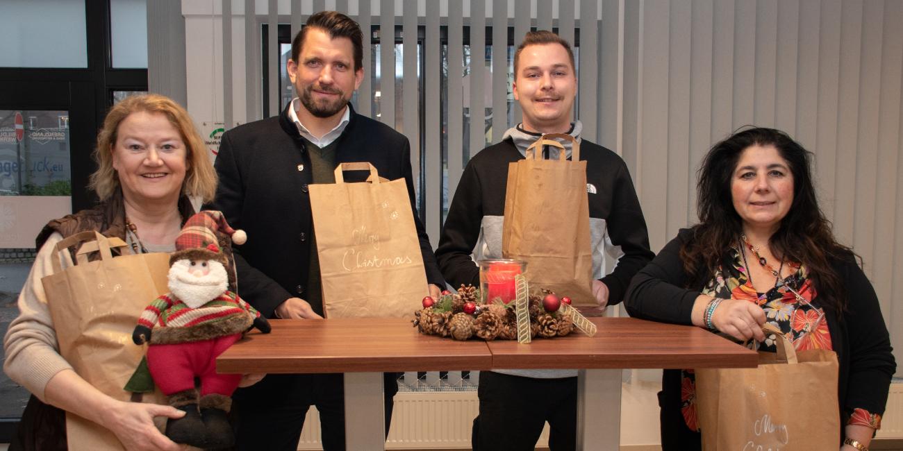 Christel Mers (l., Gemeindecaritas), Hendrik Bils (Lions Club Nordwest-Münsterland) sowie Max Wevers und Carmen Esposito-Stumberger (beide vom Integrationslotsen-Projekt).