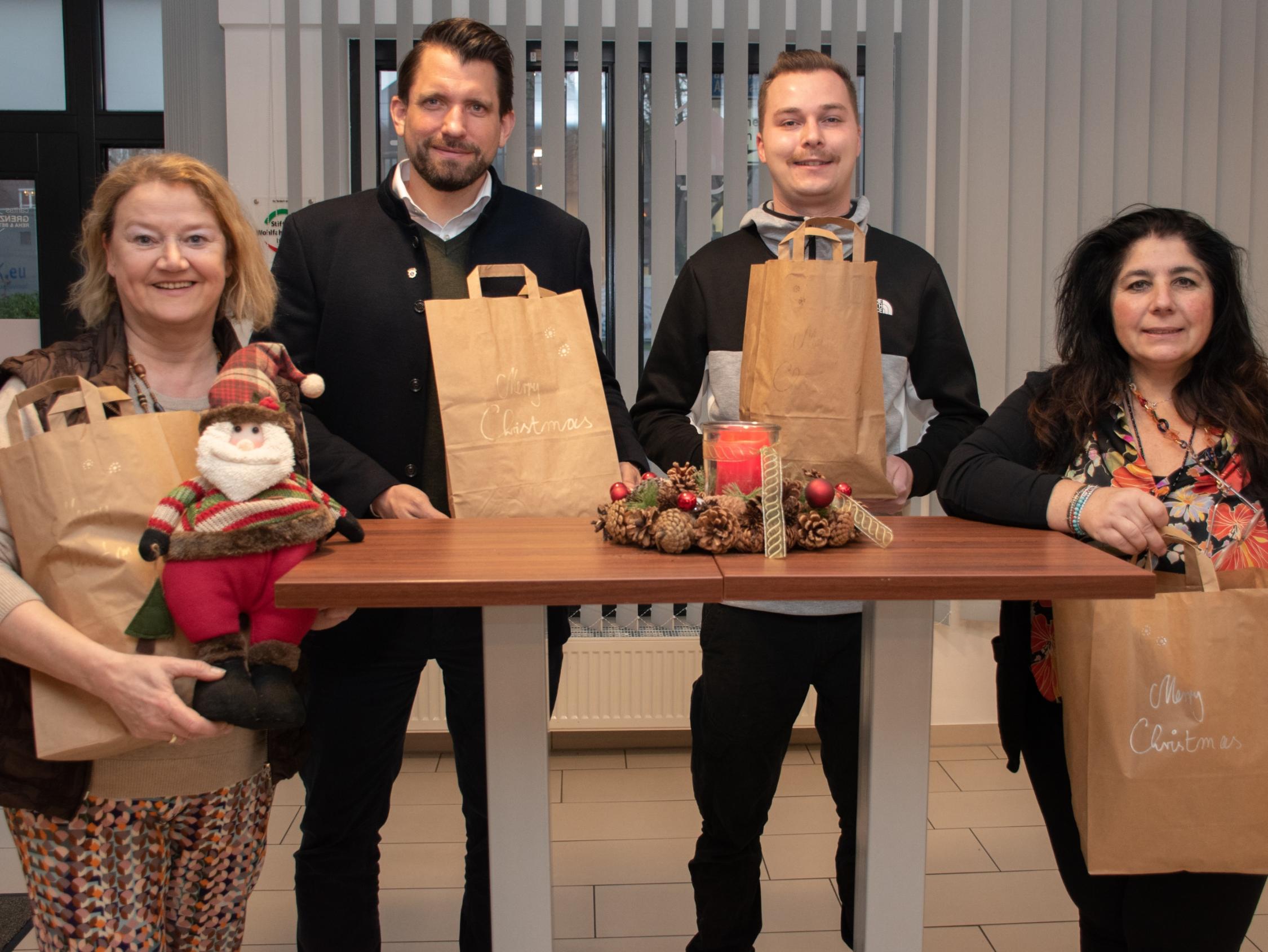 Christel Mers (l., Gemeindecaritas), Hendrik Bils (Lions Club Nordwest-Münsterland) sowie Max Wevers und Carmen Esposito-Stumberger (beide vom Integrationslotsen-Projekt).