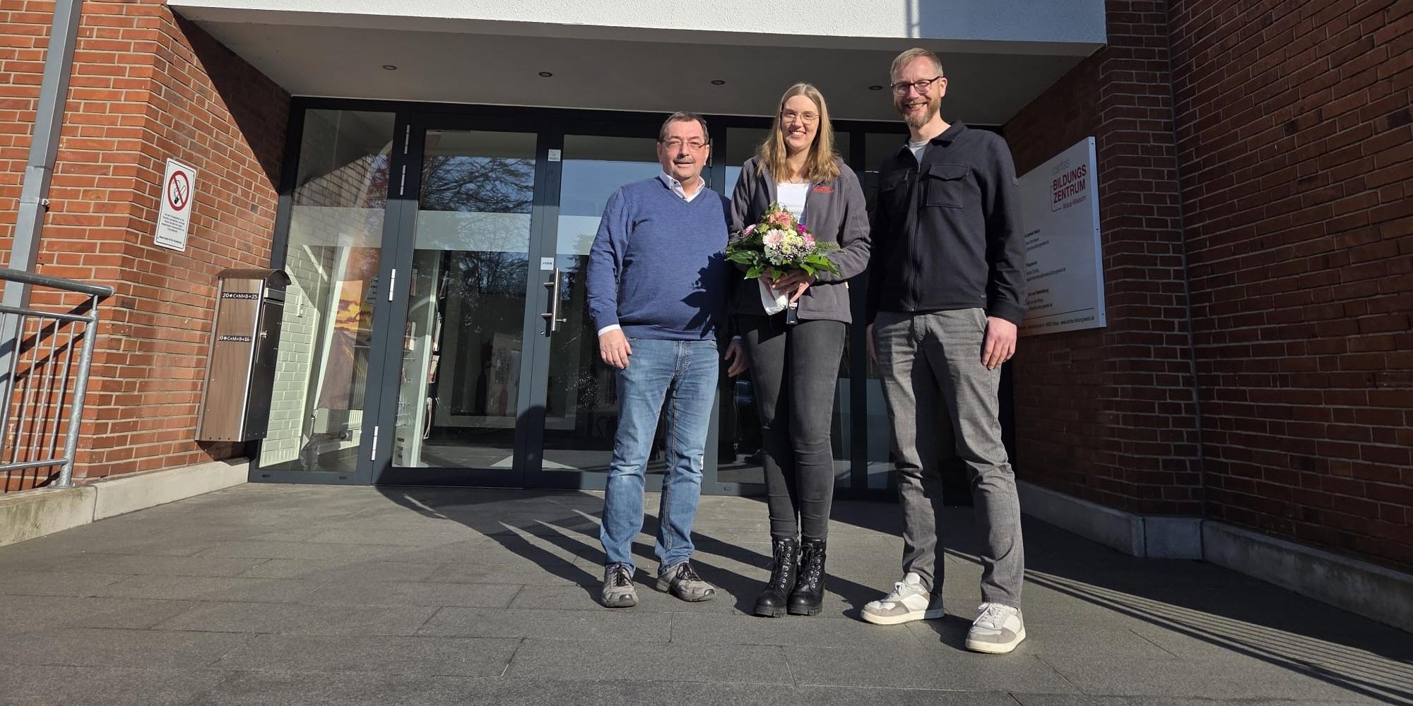 Die Schulleiter Reinhard Sicking (l.) und Joachim Herick (r. ) mit Pflegepädagogin Janine Kestermann.