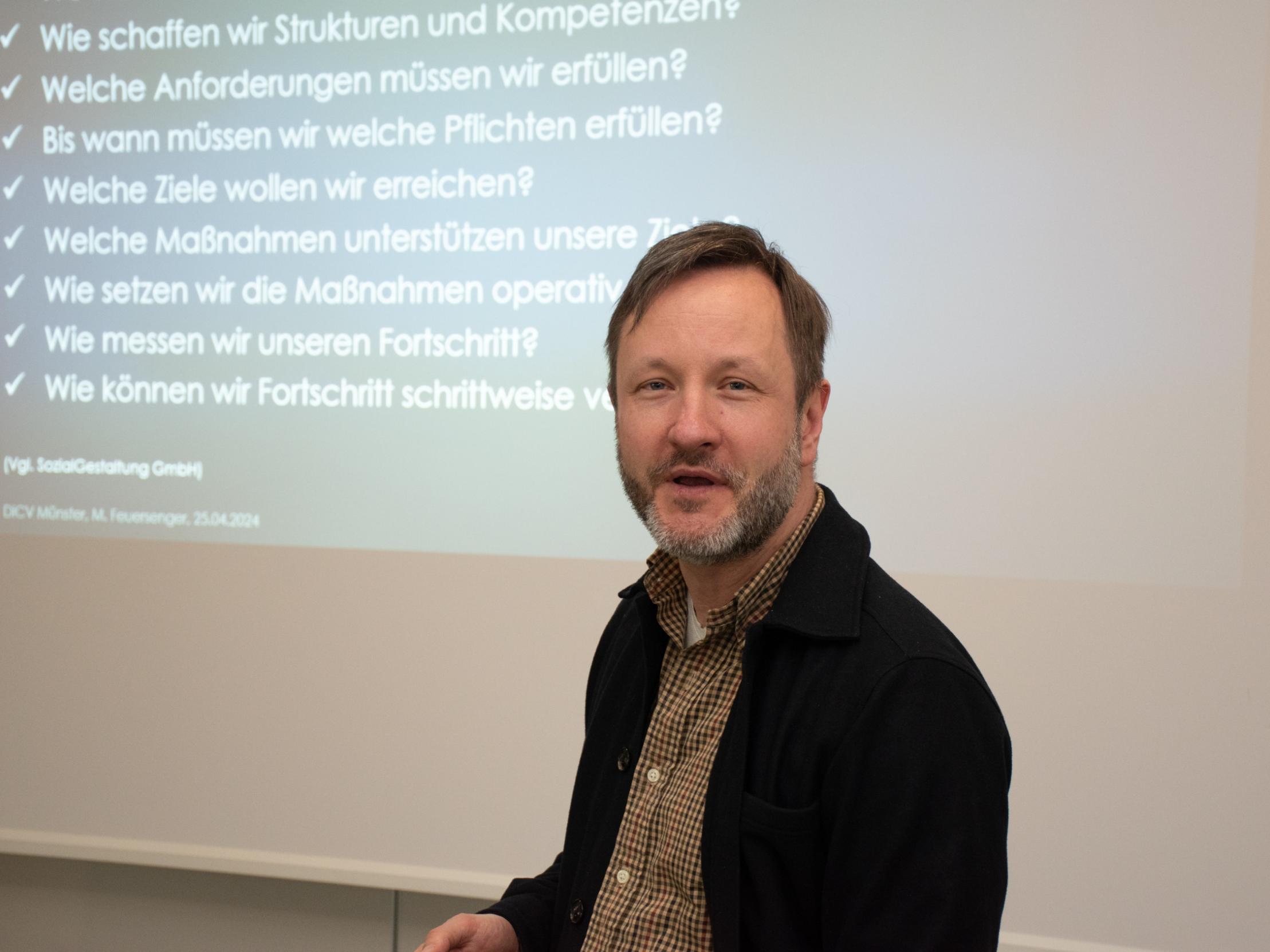 Michael Feuersenger vom Diözesancaritasverband Münster referierte zum Thema Nachhaltigkeit.