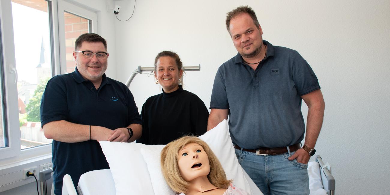 Im Skills Lab im Caritas Bildungszentrum Rheine: Ralf Schönsee (l.) und Christian Gortheil (r.; beide von Multift | Perick) zusammen mit Lehrerin Anne Deitmar.