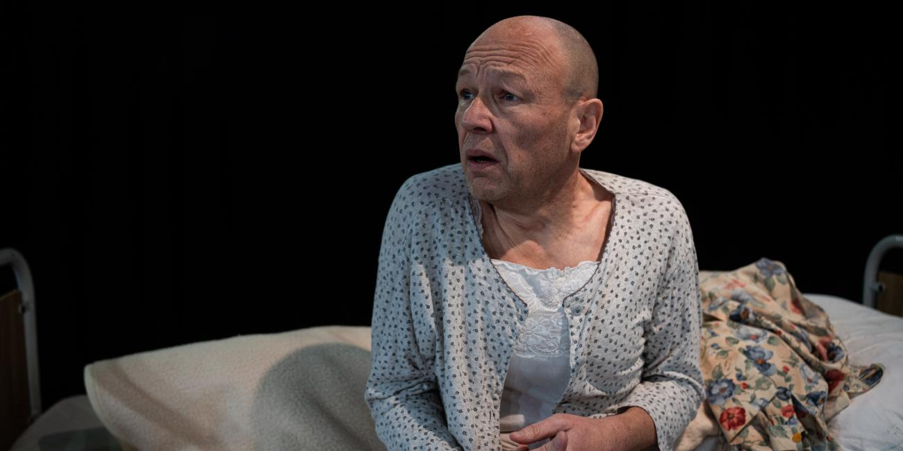 Achim Conrad verkörpert in einer Doppelrolle sowohl die Mutter mit Demenz als auch den Sohn.