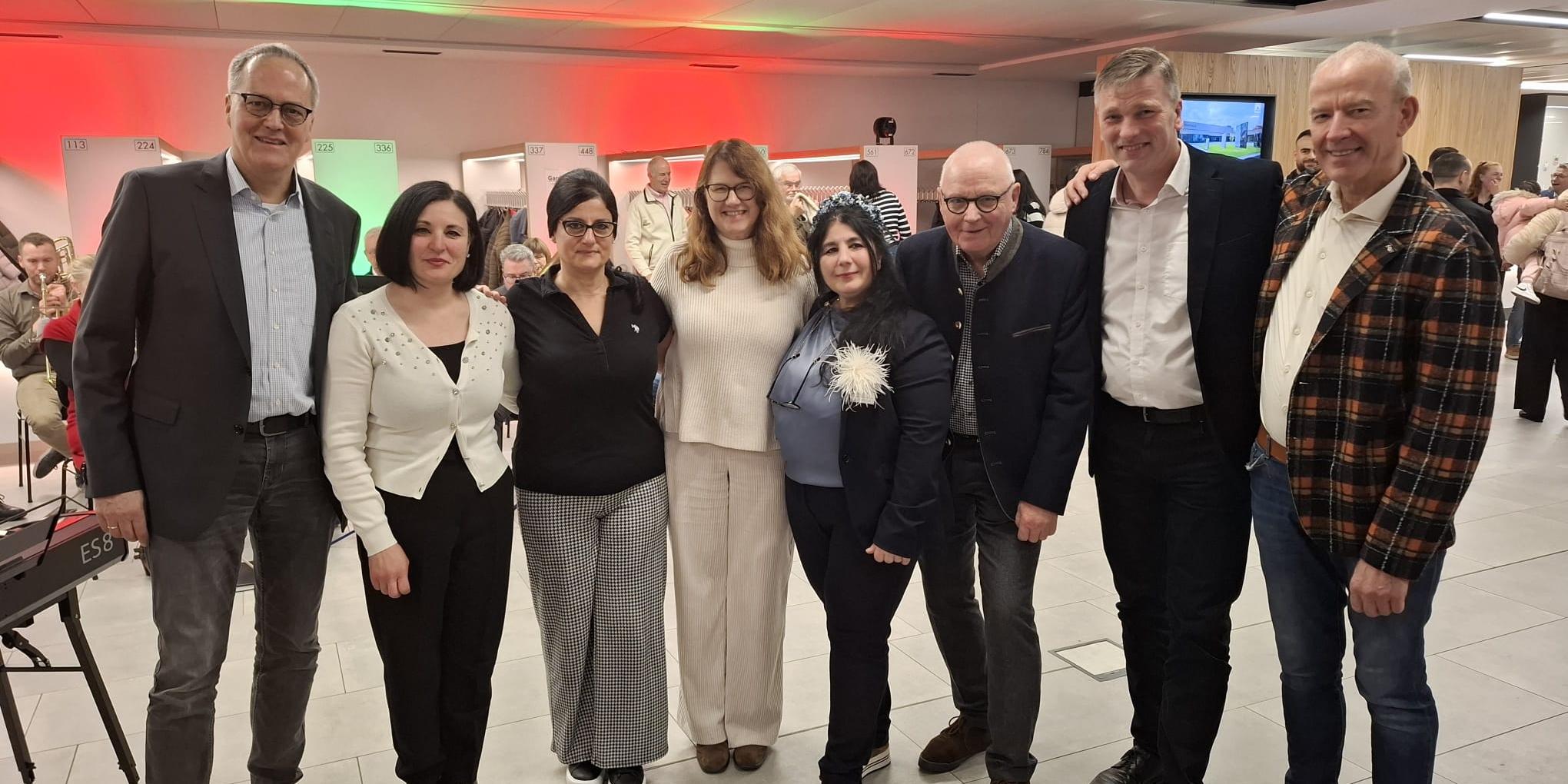 Vertreter von Stadt, Lionsclub und Caritasverband feierten in der Stadthalle in Ahaus mit vielen Bürgern Offene Weihnacht.