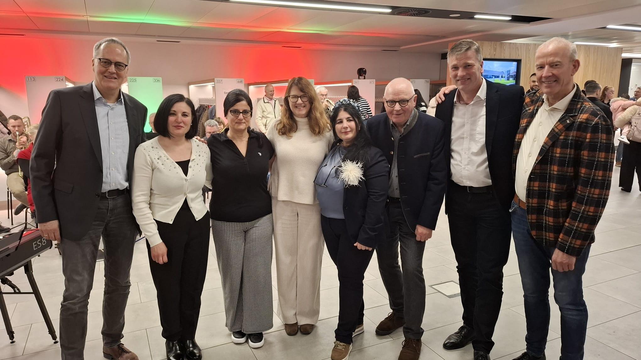 Vertreter von Stadt, Lionsclub und Caritasverband feierten in der Stadthalle in Ahaus mit vielen Bürgern Offene Weihnacht.