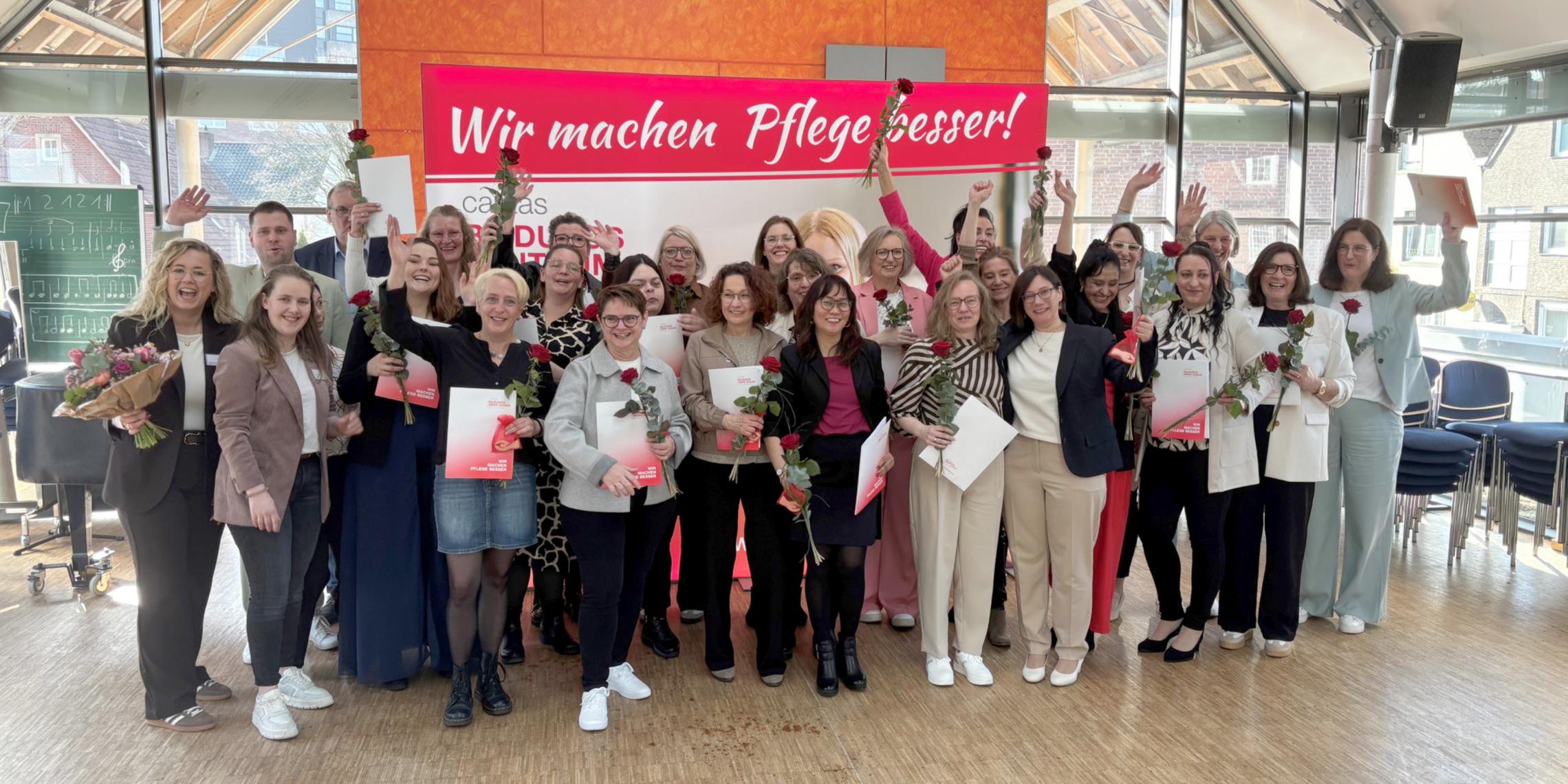 Das Caritas Bildungszentrum Borken verabschiedete im Kapitelshaus der Gemeinde St. Remigius den Kurs PFA B1 (Pflegefachassistenz).