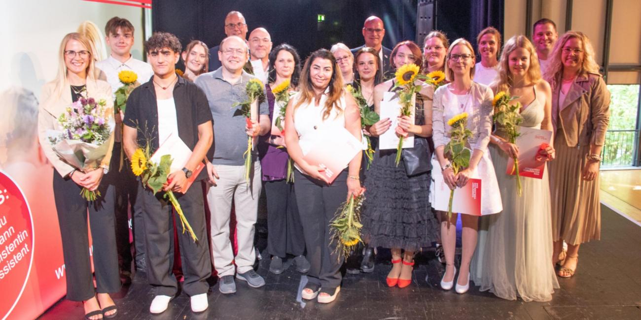 13 Pflegefachassistentinnen und -assistenten wurden im Rheder Ei feierlich vom Caritas Bildungszentrum Rhede verabschiedet.