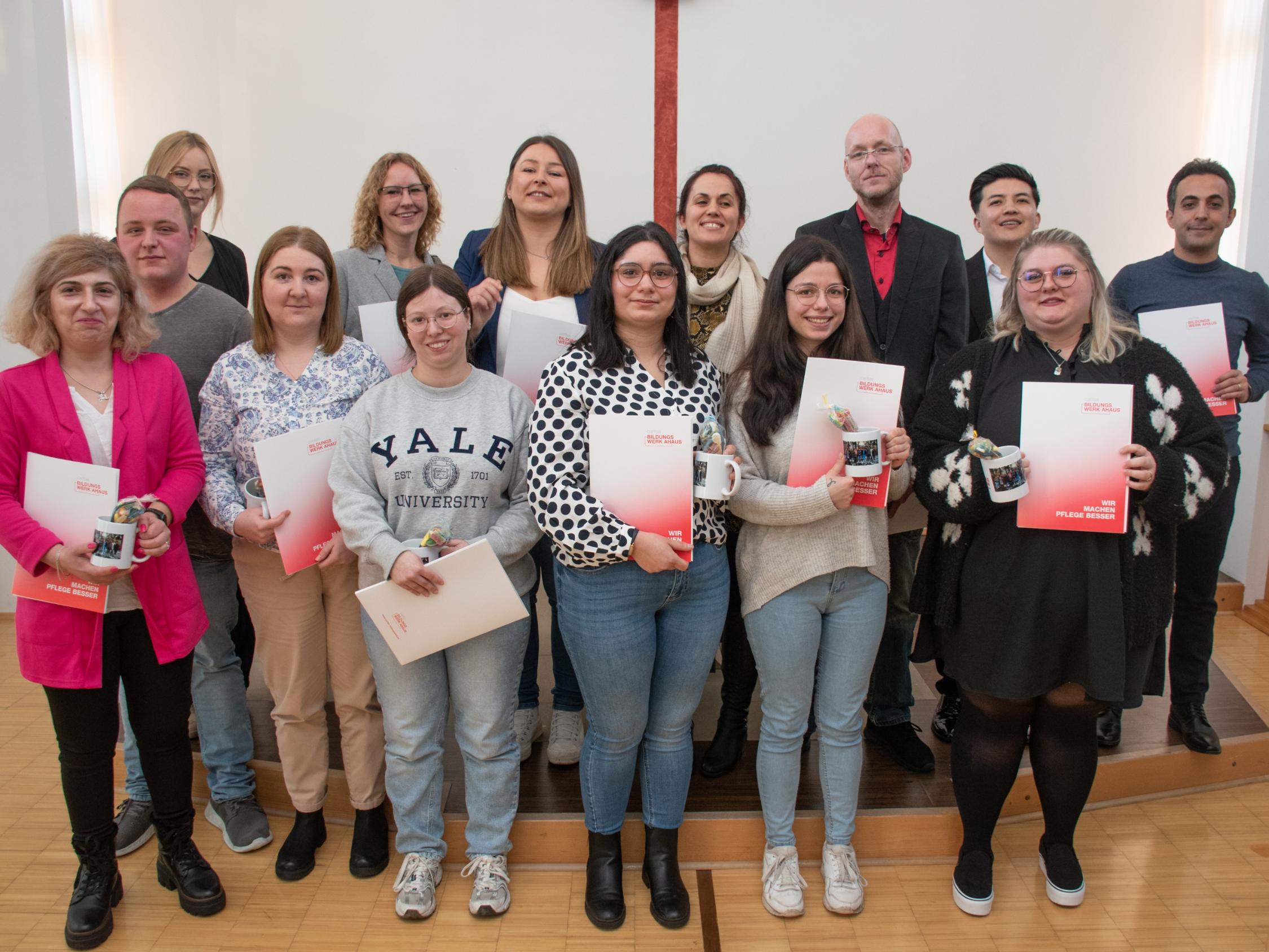 Die Absolventen des ersten Kurses „Pflegefachassistenz“ am Caritas Bildungszentrum Steinfurt.