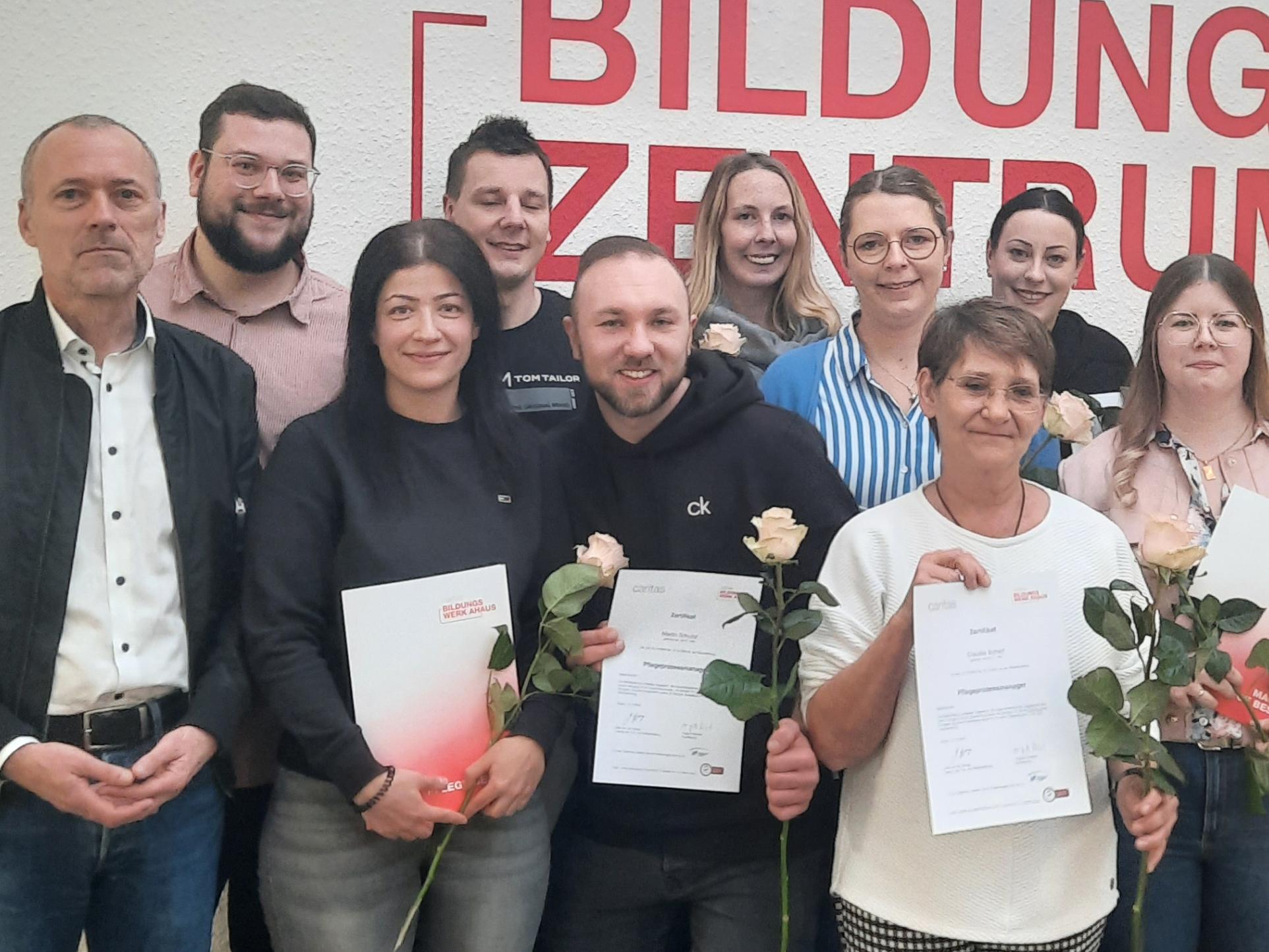 Lehrer August Schröer (l.) mit den neuen Pflegeprozessmanagern.