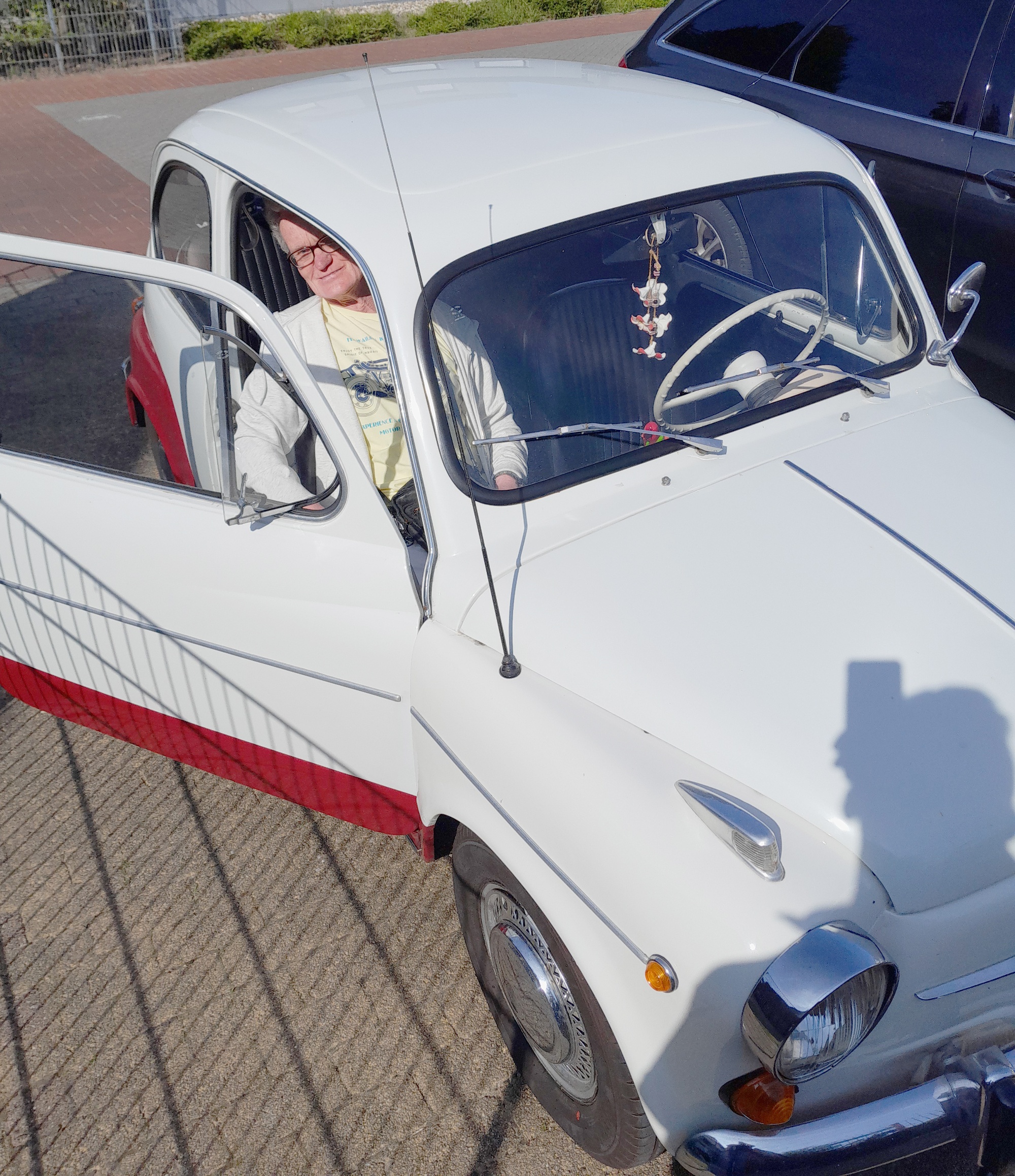 Peter Maas sitzt auf dem Beifahrersitz eines Oldtimers.