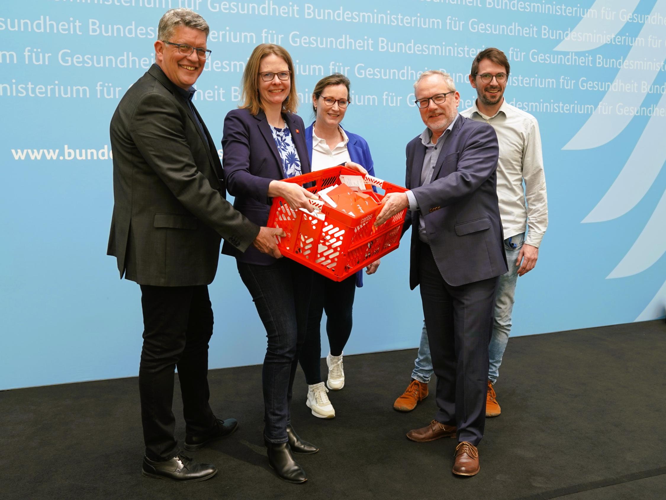 Wolfgang Klose vom Deutschen Caritasverband, Münsters Diözesancaritasdirektorin Pia Stapel, Anne Eckert, Bereichsleiterin Altenhilfe bei der Caritas für das Bistum Münster, Dr. Martin Schölkopf vom Bundesgesundheitsministerium  und Jonas Vorderwülbecke, Referent für Pflege und Pflegeausbildung bei der Caritas für das Bistum Münster (von links).