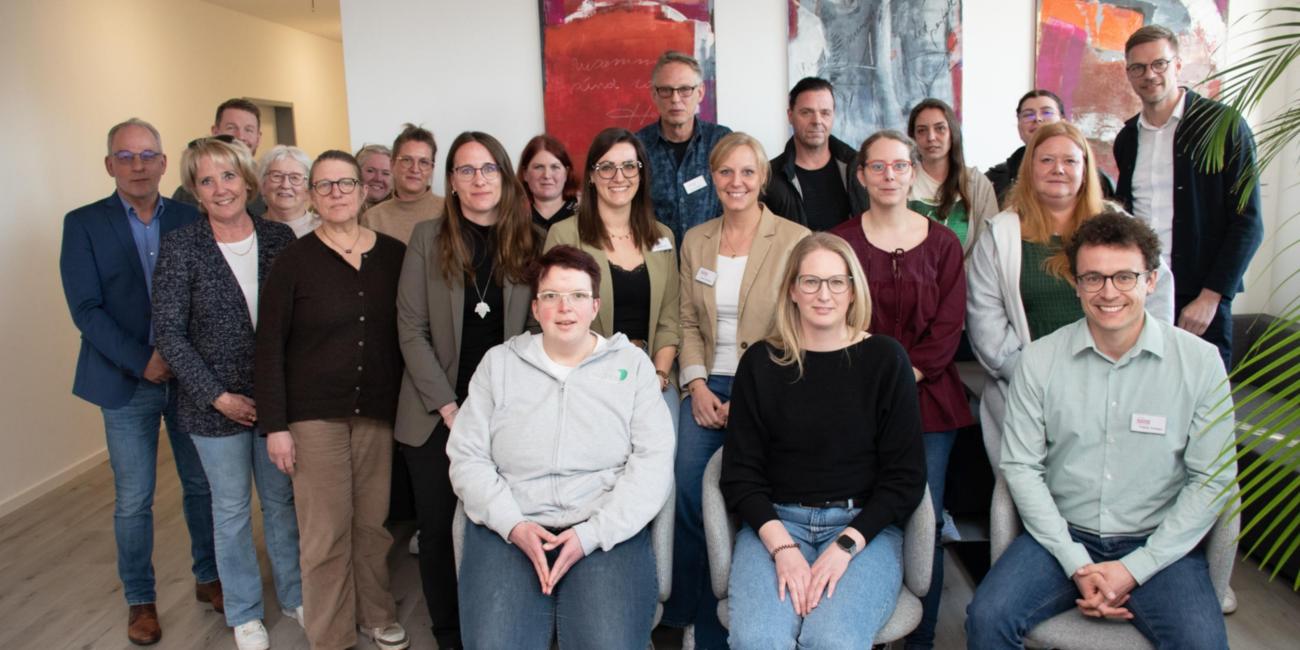 Auf Einladung des CBZ Rheine und der EWG Rheine kamen jetzt über 20 Vertreterinnen und Vertreter der stationären und ambulanten Pflegeausbildung zusammen.