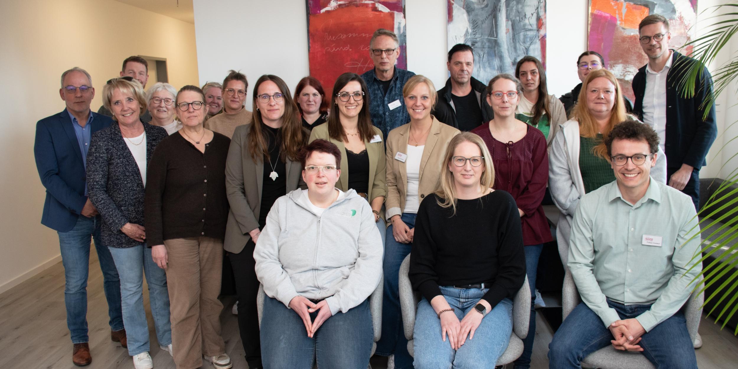 Auf Einladung des CBZ Rheine und der EWG Rheine kamen jetzt über 20 Vertreterinnen und Vertreter der stationären und ambulanten Pflegeausbildung zusammen.