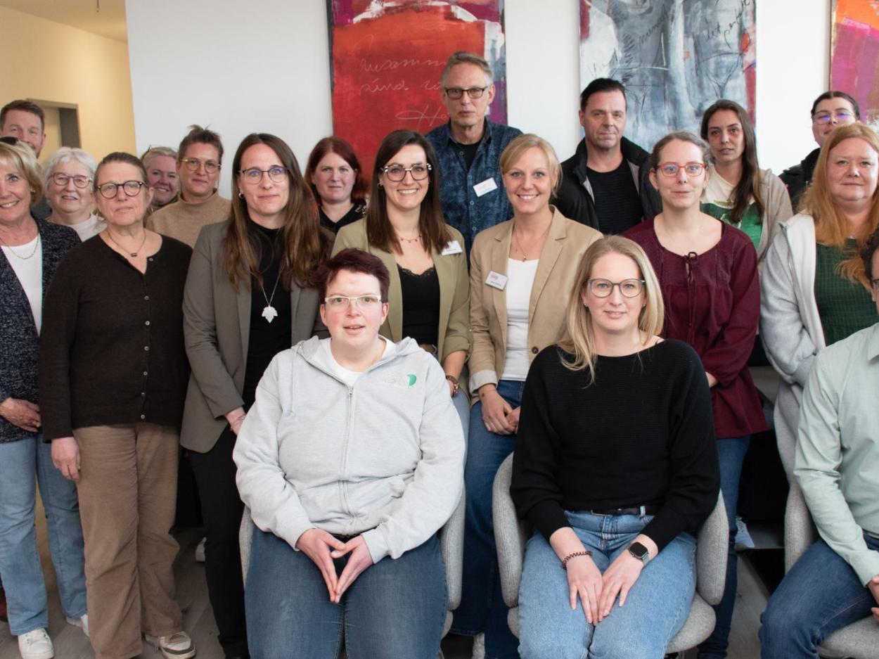 Auf Einladung des CBZ Rheine und der EWG Rheine kamen jetzt über 20 Vertreterinnen und Vertreter der stationären und ambulanten Pflegeausbildung zusammen.