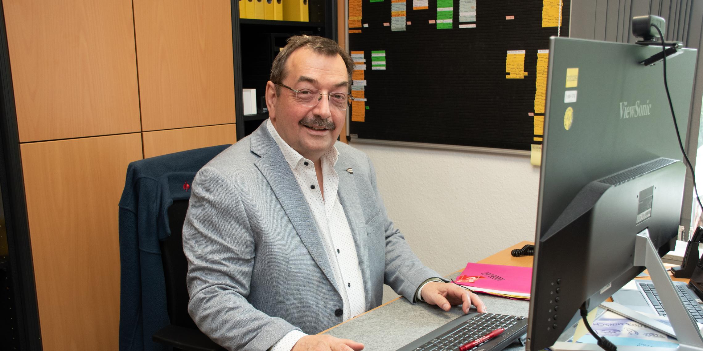 Reinhard Sicking an seinem Schreibtisch im Caritas Bildungszentrum in Wessum.