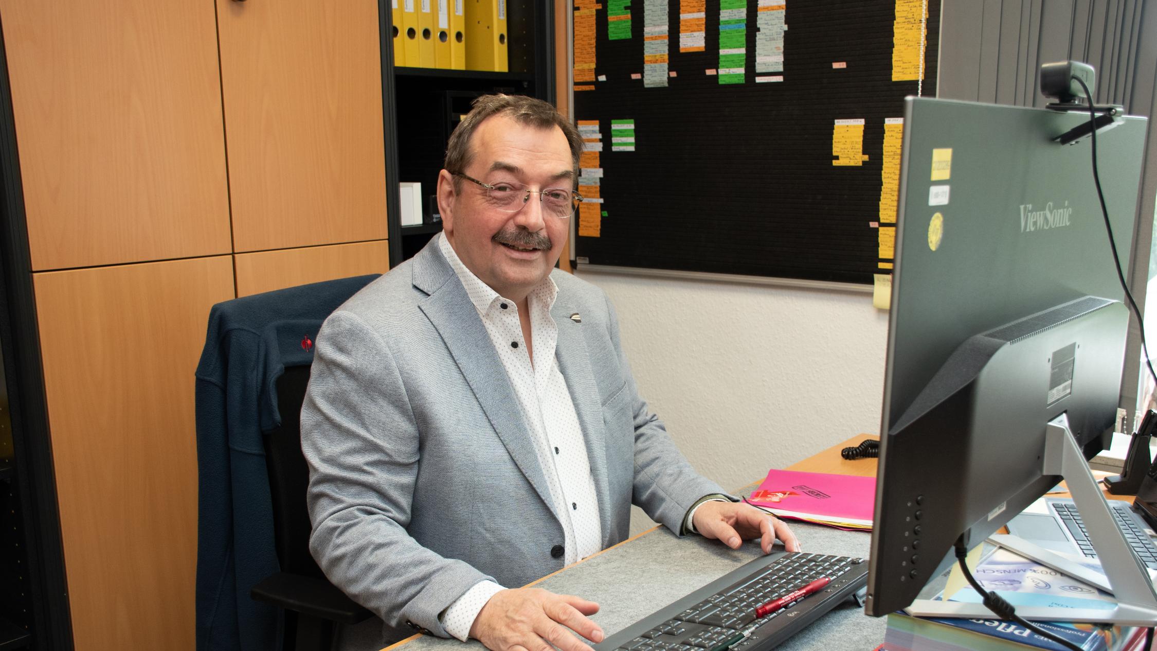 Reinhard Sicking an seinem Schreibtisch im Caritas Bildungszentrum in Wessum.