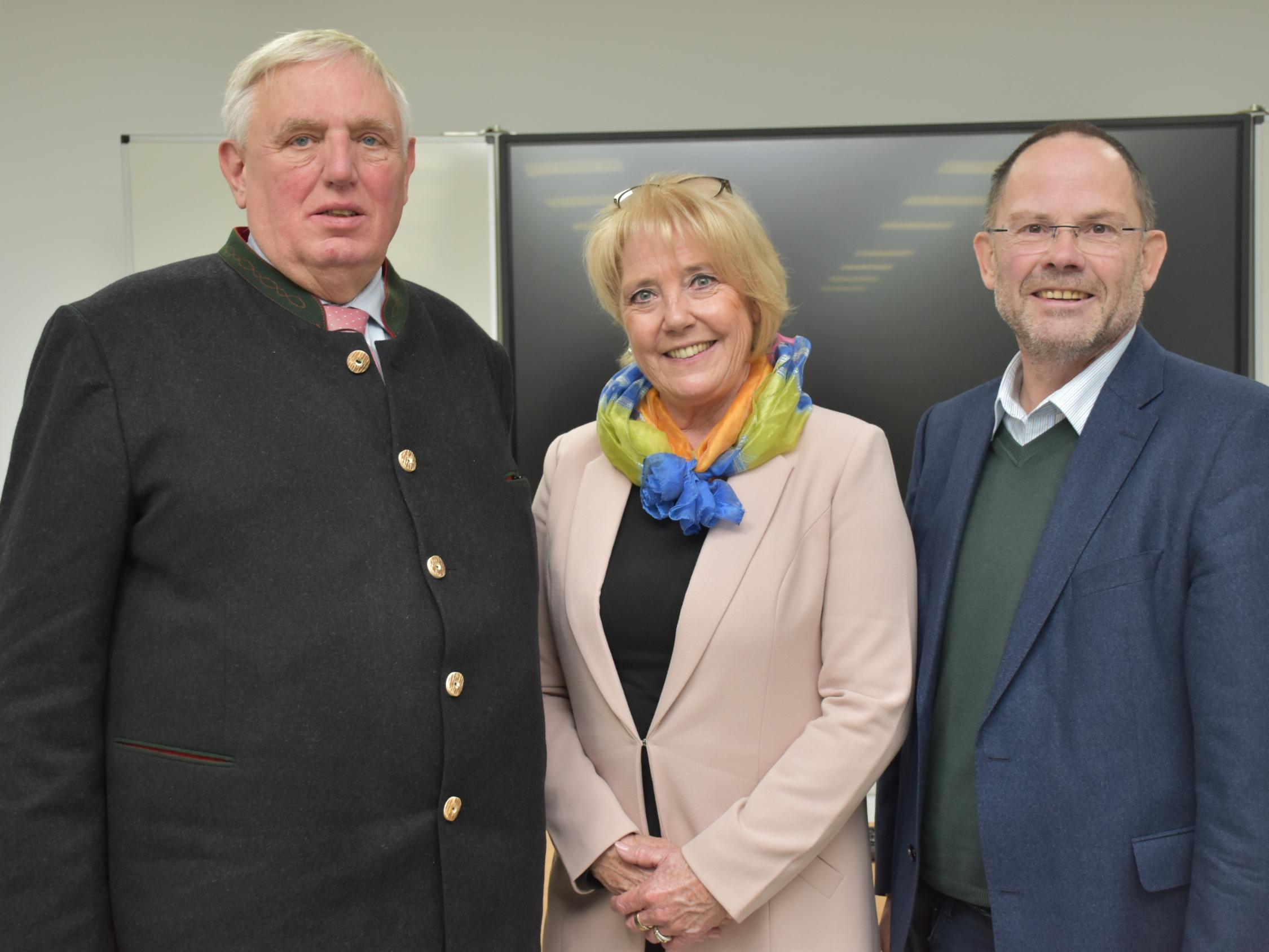 RW-Gesundheitsminister Karl-Josef Laumann, Schulleiterin Petra Berger und Caritas-Vorstand Hans-Peter Merzbach (v.l.).