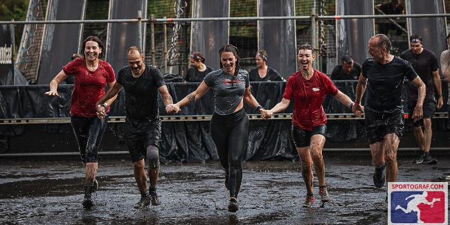 Fünf Kolleginnen und Kollegen aus dem Caritas Bildungswerk nahmen am XLETIX Fun Run in Herten teil.