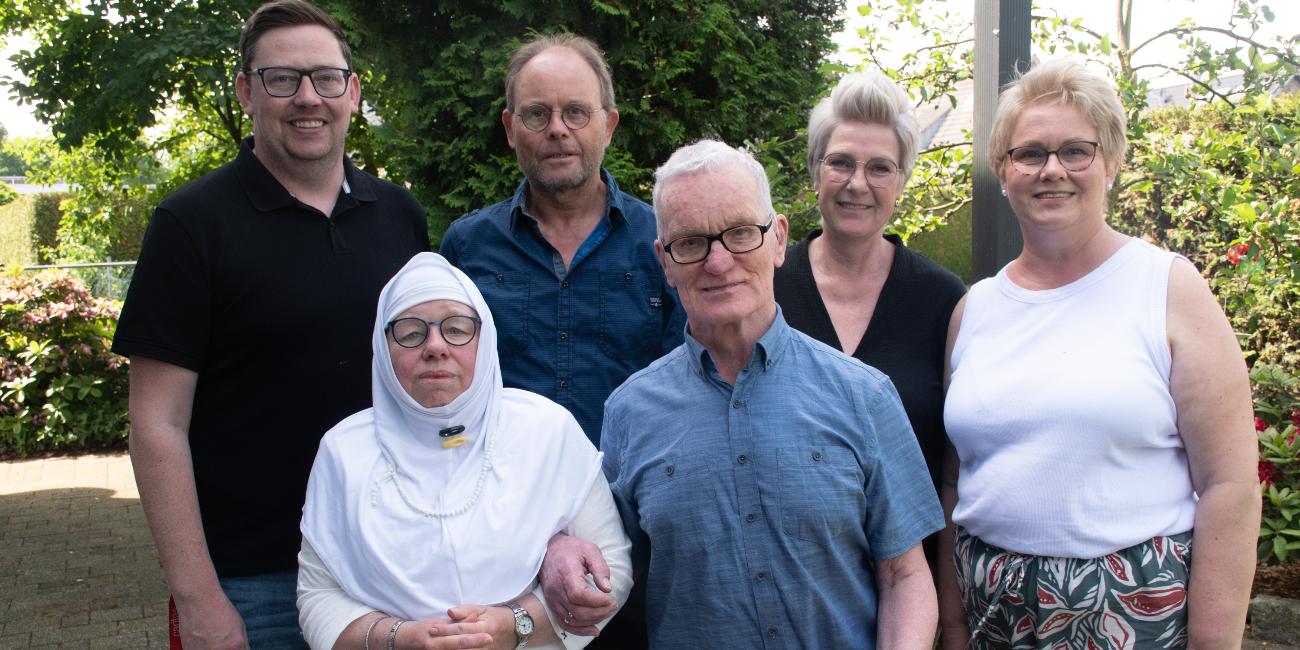 Das Silberhochzeitspaar Anna und Peter Maas (vorne) zusammen mit Christoph Terwey (Wohnstättenleiter JWH), Mitarbeiter Helmut Damer und den beiden Bezugsbetreuerinnen Christel Kemper und Andrea Reckers (hinten v.l.).