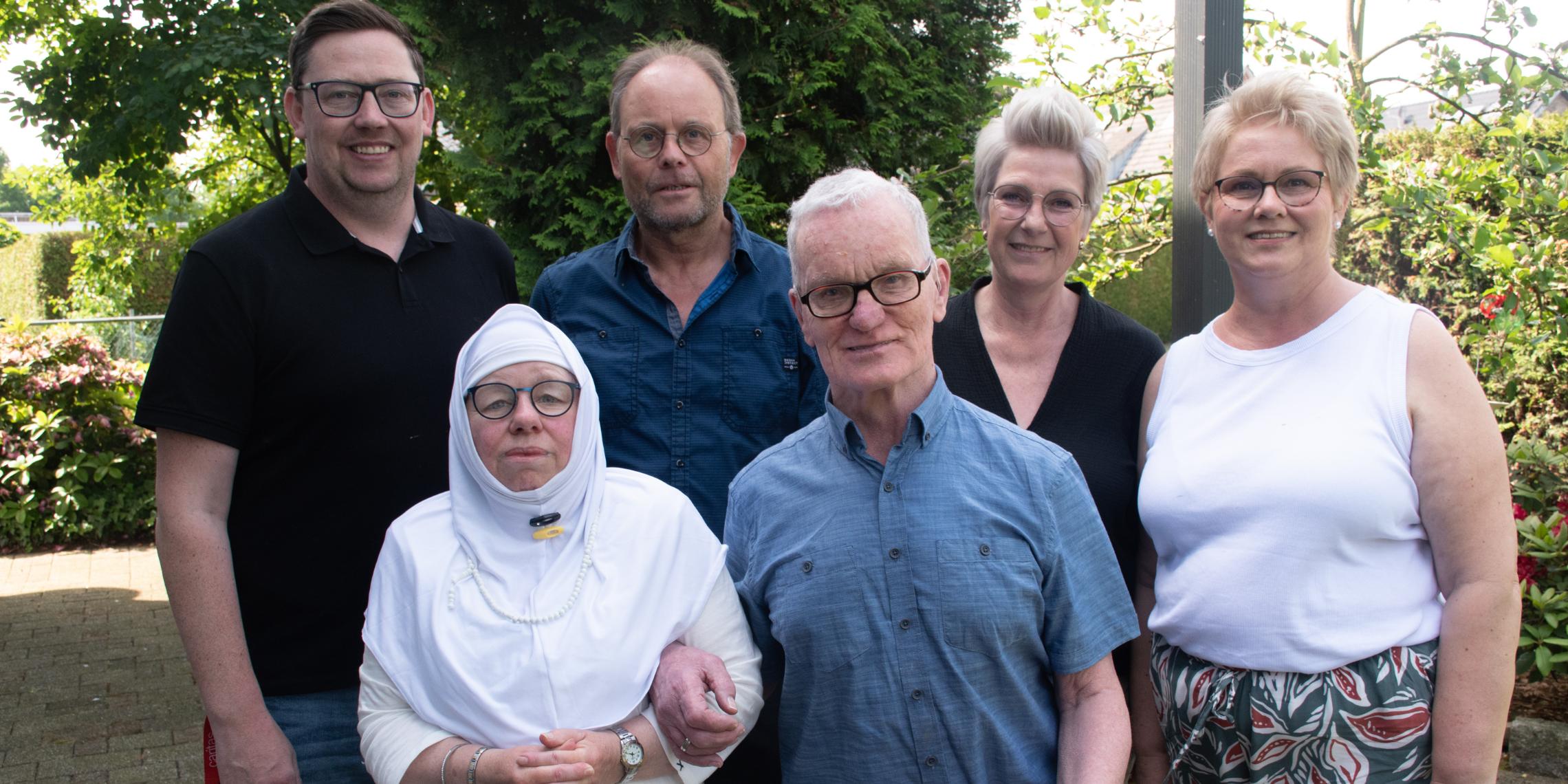 Das Silberhochzeitspaar Anna und Peter Maas (vorne) zusammen mit Christoph Terwey (Wohnstättenleiter JWH), Mitarbeiter Helmut Damer und den beiden Bezugsbetreuerinnen Christel Kemper und Andrea Reckers (hinten v.l.).