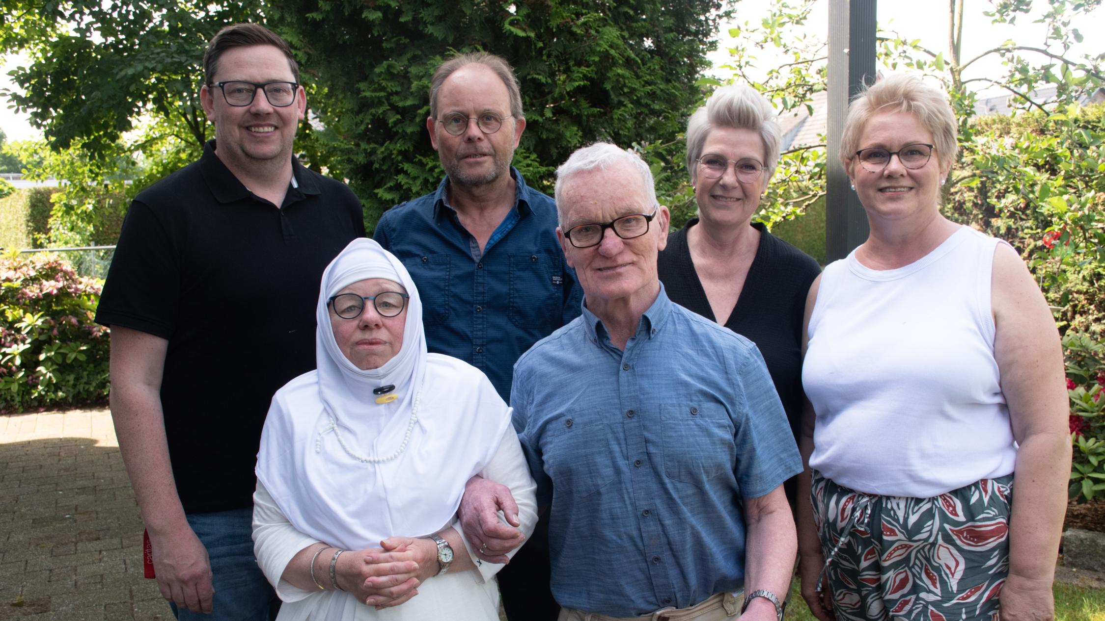 Das Silberhochzeitspaar Anna und Peter Maas (vorne) zusammen mit Christoph Terwey (Wohnstättenleiter JWH), Mitarbeiter Helmut Damer und den beiden Bezugsbetreuerinnen Christel Kemper und Andrea Reckers (hinten v.l.).