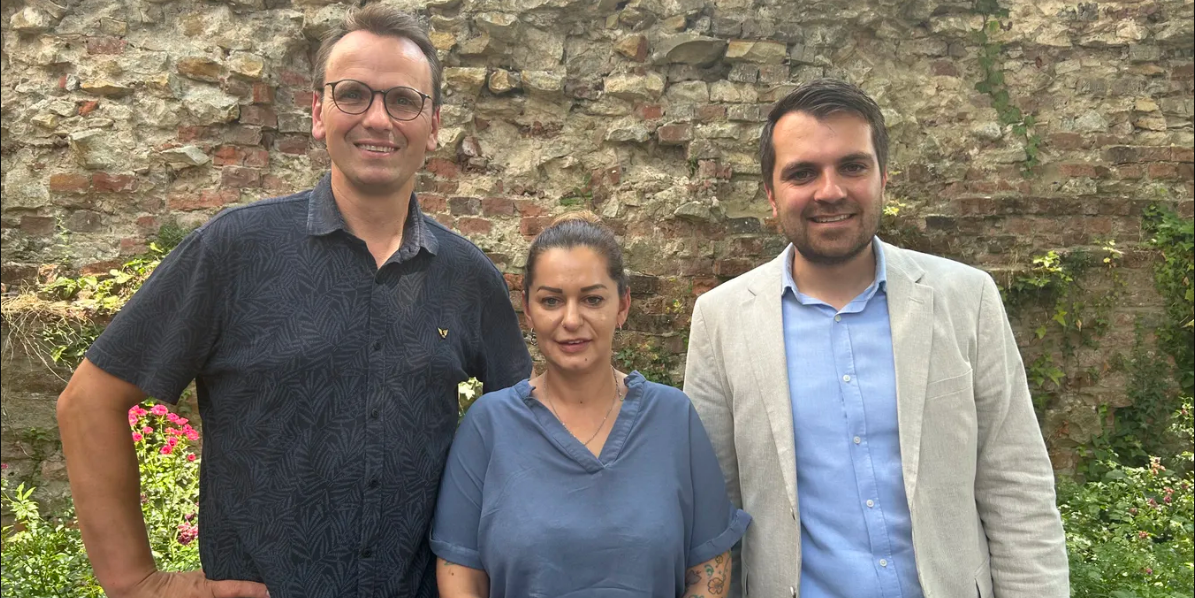 Von links nach rechts: Ludger Kemper-Bengfort, Fachabteilungsleiter Familie und Soziales, Nadja Salameh, Suchtberatung des Caritasverbandes Ahaus-Vreden, und Fadi Rajab, Erster Beigeordneter der Stadt Vreden, freuen sich über die Beratungsangebote im Rathaus der Stadt Vreden.