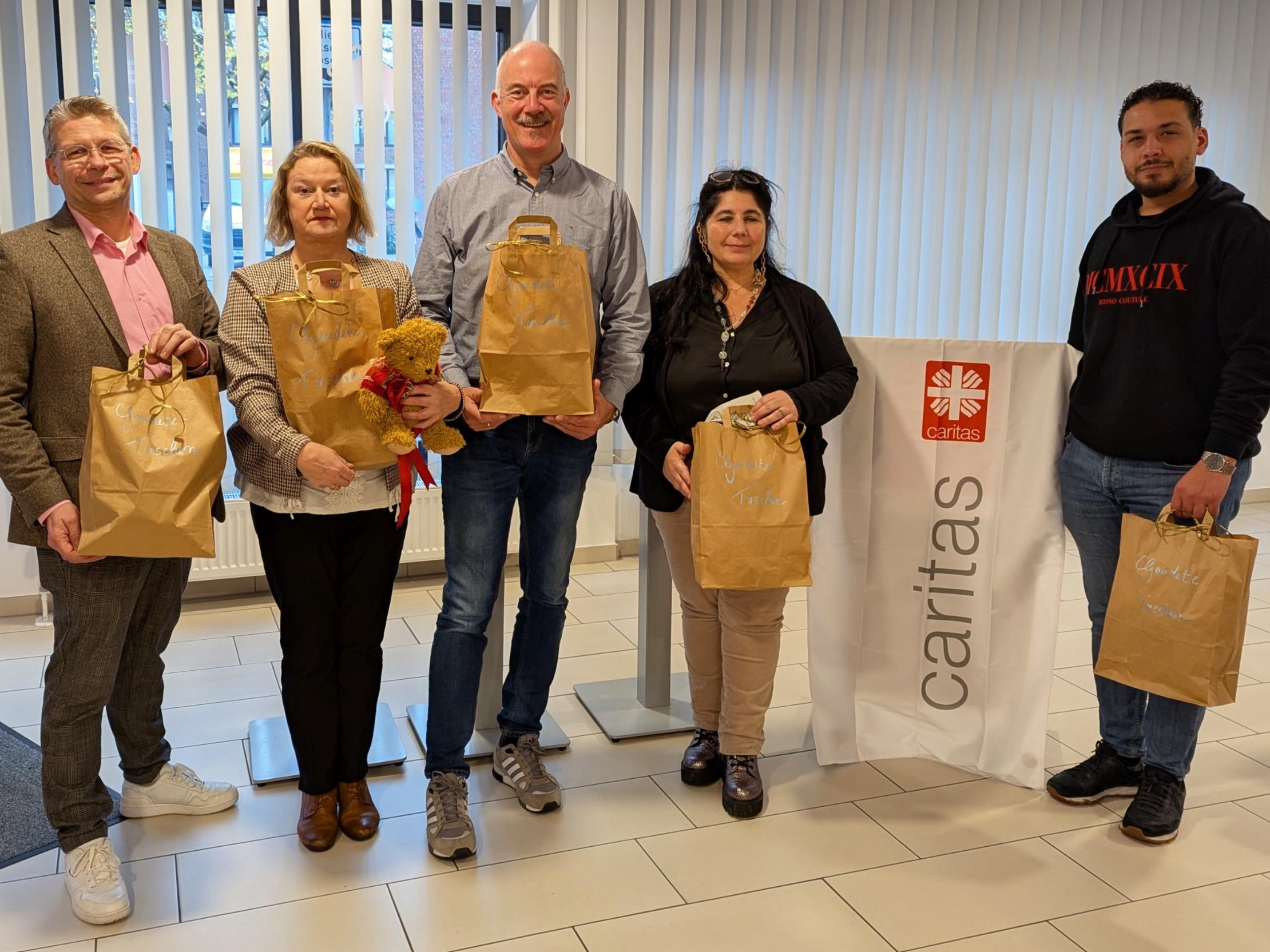 Peter Schwack (Vorstand), Christel Mers (Gemeindecaritas), Björn Salomon (Präsident Lionsclub Nordwest – Münsterland), Carmen Esposito-Stumberger und Mohammad Anouz (beide Integrationslotsenprojekt Ahaus).